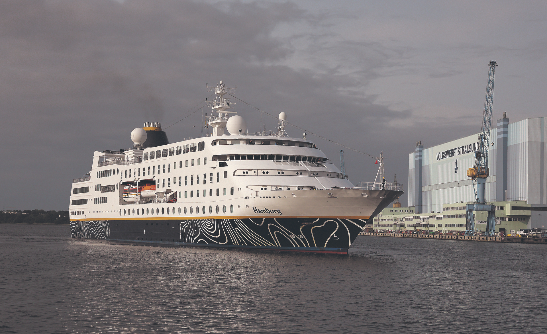 Der zweite Besuch in der Hansestadt Stralsund: Die MS „Hamburg“ auf heimischen Gewässern unterwegs, denn sie wurde 1997 als MS „Columbus“ auf der MTW Schiffswerft Wismar gebaut