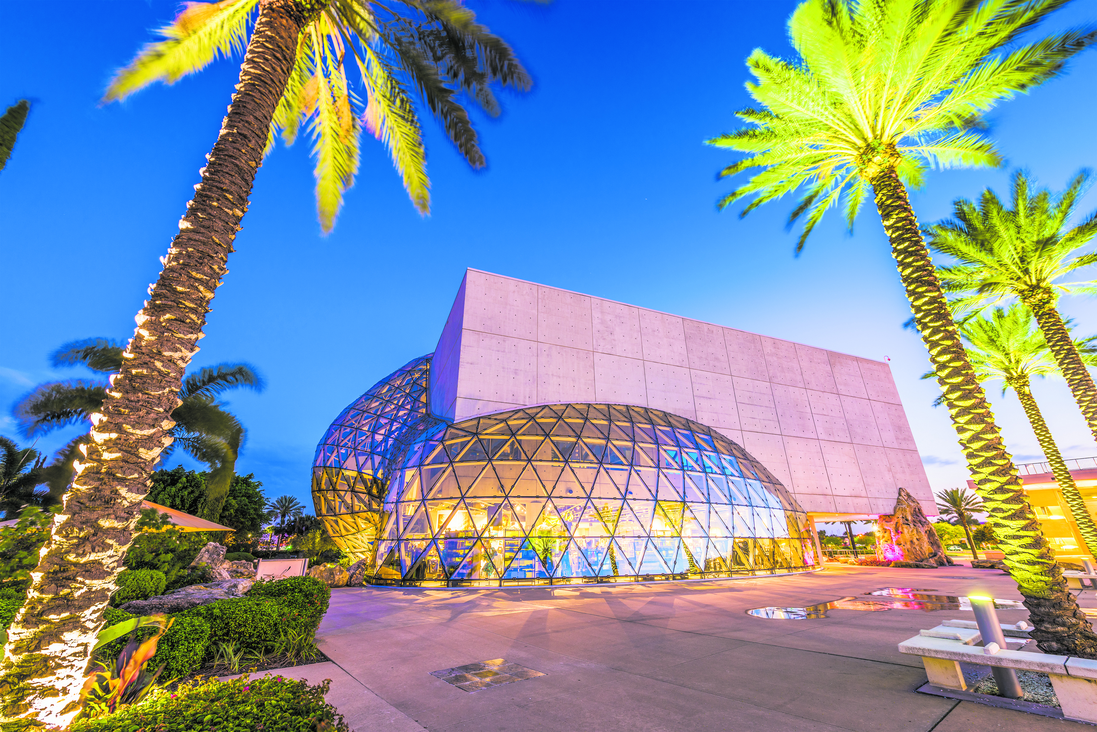 Das Dalí-Museum in St. Pete: Die Glasblase namens Enigma scheint sich aus dem Betonklotz zu quälen