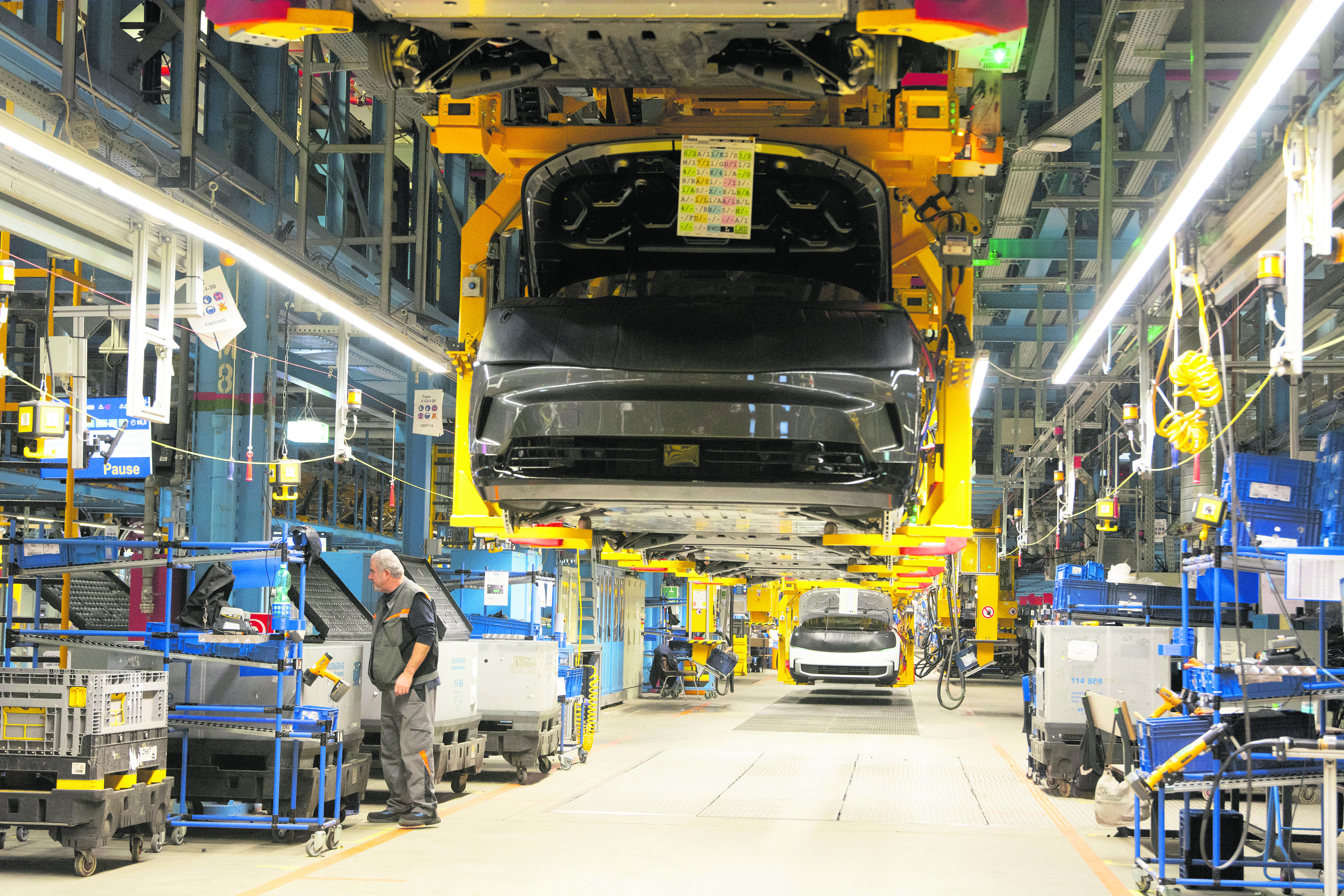 Auch bei Ford in Köln sind immer weniger Arbeitskräfte in einer Montagestraße beschäftigt