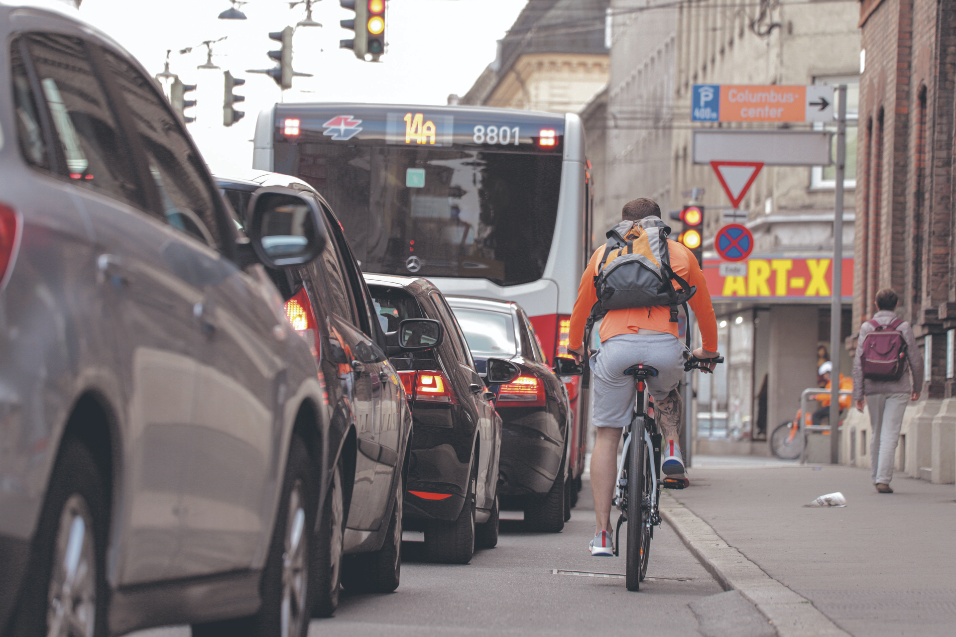 Bei Radfahrern beliebt: Sich an Fahrzeugschlangen vorbeidrängeln. Der 1,5-Meter-Abstand ist ihnen dann plötzlich völlig egal