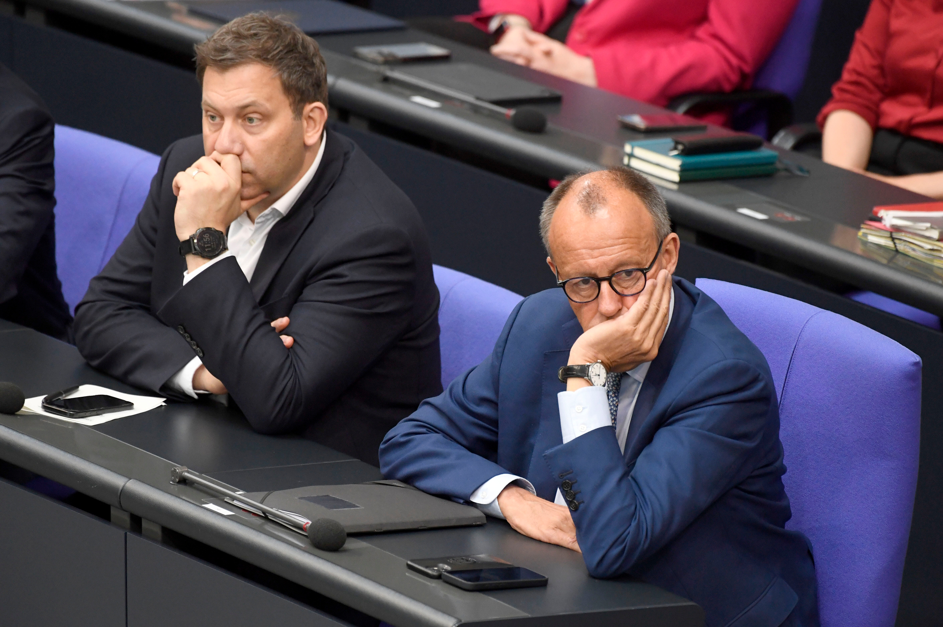Sichtlich nach dem Wahl-Eklat verstimmt: Bundeskanzler Friedrich Merz (r.) und sein Vize Lars Klingbeil (l.)