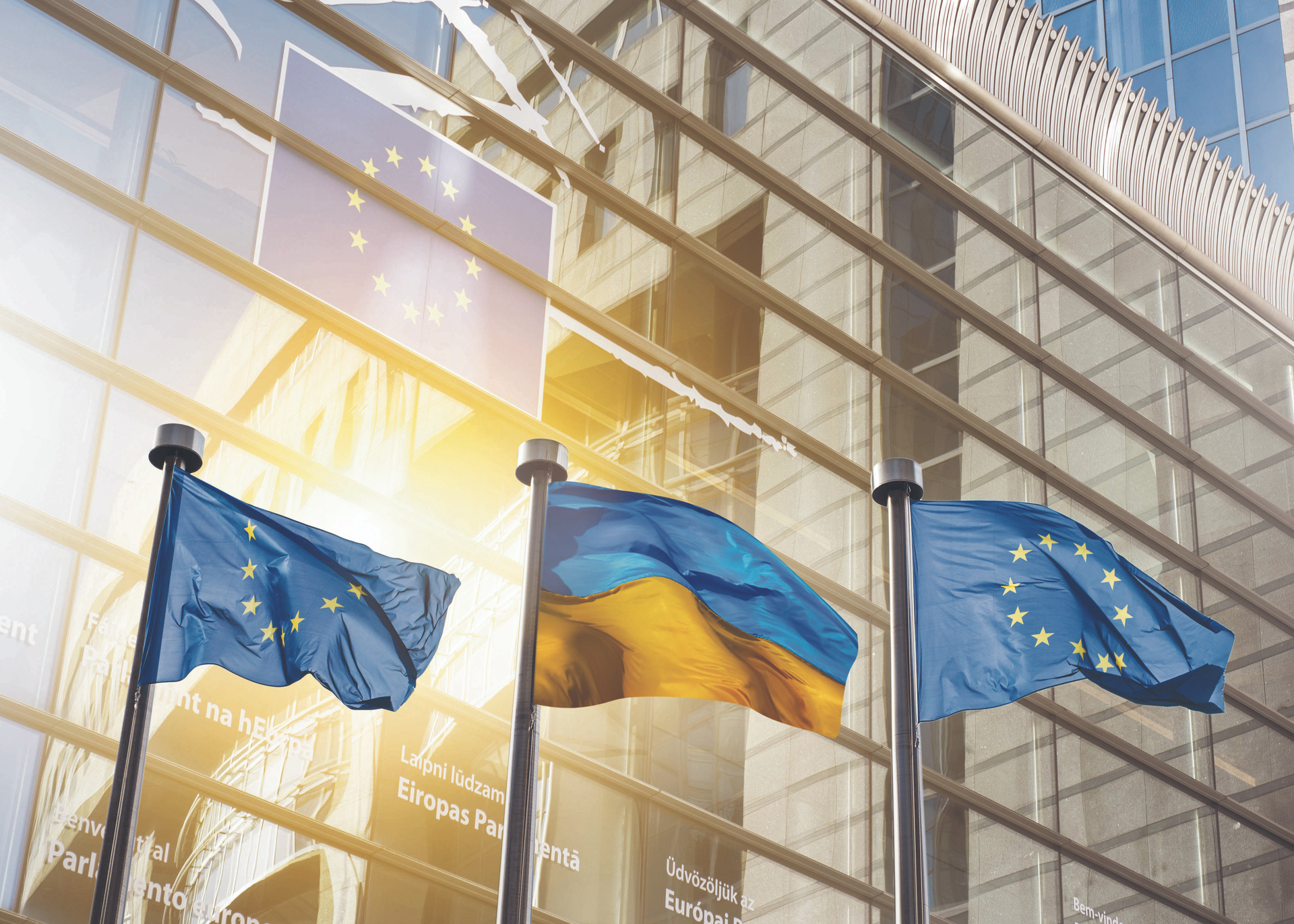 Die Flagge der Ukraine als künftiges Mitglied weht mit der EU-Fahne – davon sind nicht alle begeistert
