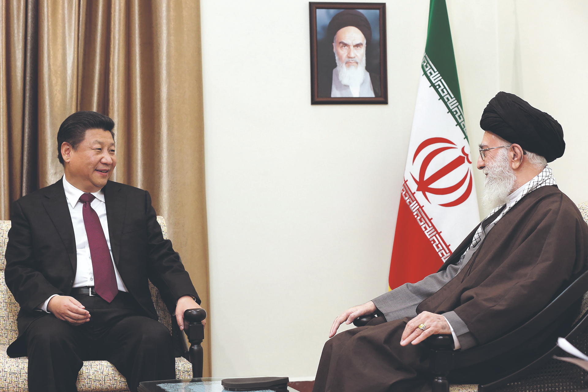 Chinas Präsident Xi Jiping (l.) und Irans Oberster Religionsführer Ali Chamenei (r.): Zwei Machthaber, die meistens nichts Gutes im Schilde führen und für ihre Machtansprüche gern mit ihren Waffenarsenalen eine Drohkulisse aufbauen