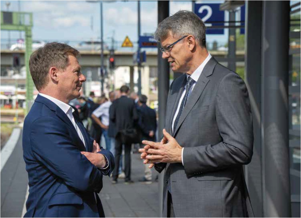 „Da muss sich endlich etwas ändern“, scheint Verkehrsminister Schnieder (r.) gegenüber Bahnchef Lutz (l.) deutlich zu machen