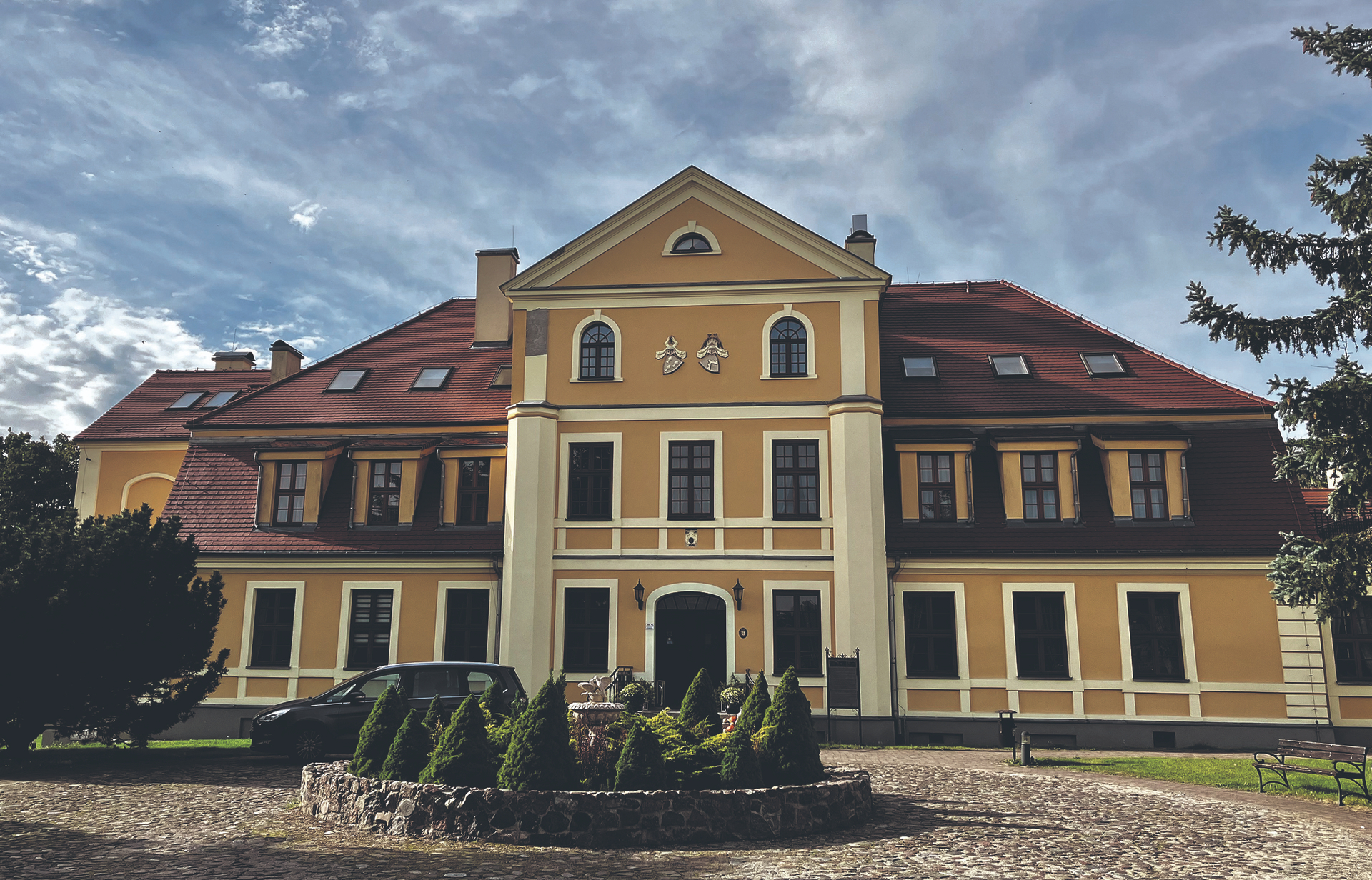 Das ehemalige Rittergut Roman [Rymań] in Hinterpommern, vor einigen Jahren vorbildlich restauriert:  Rittergutsbesitzer Andrae schuf um 1850 auf seinem Gutsgelände eine Zuflucht, um Häftlingen eine Perspektive zu bieten