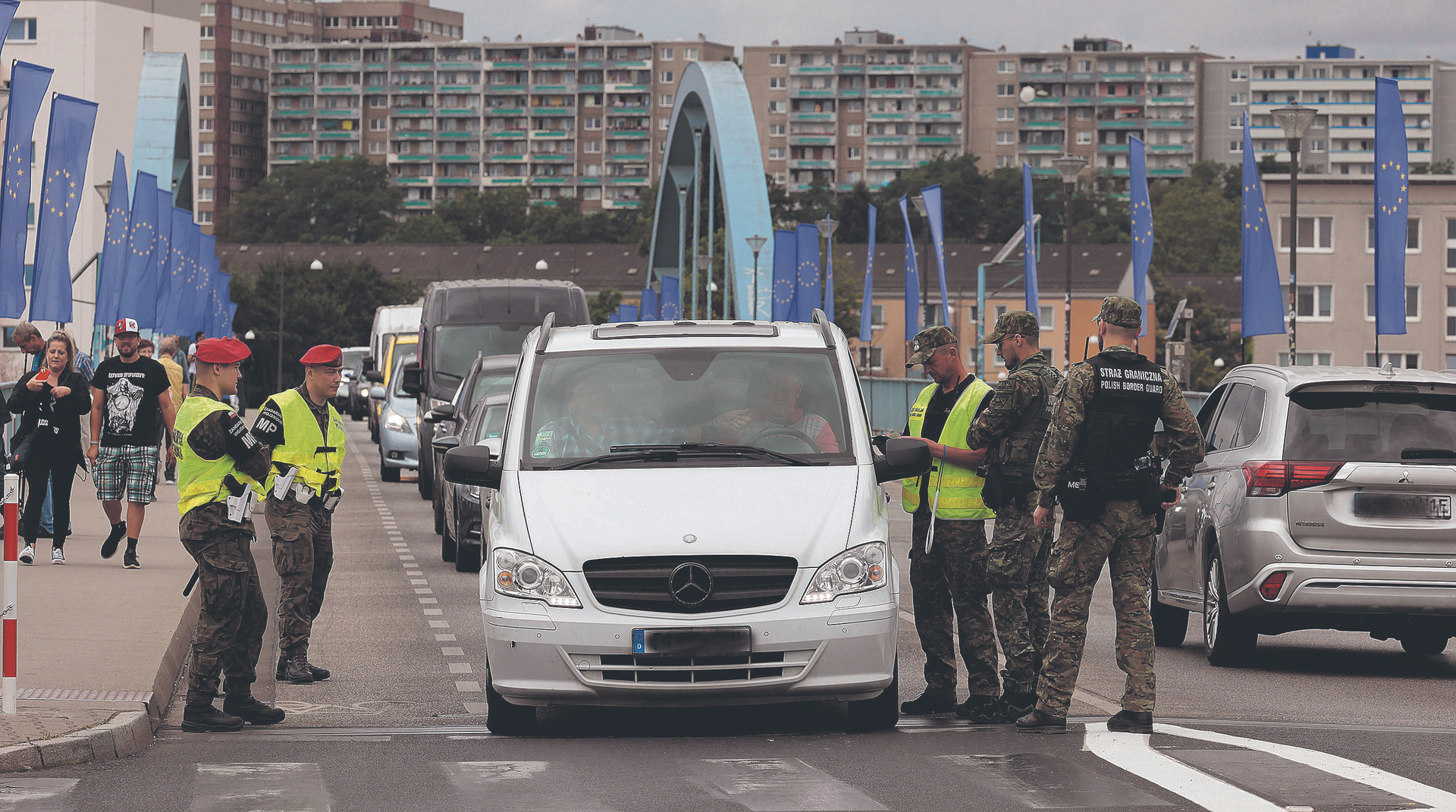 Erster Tag der Grenzkontrollen durch die polnischen Behörden an der Stadtbrücke nach Dammvorstadt
