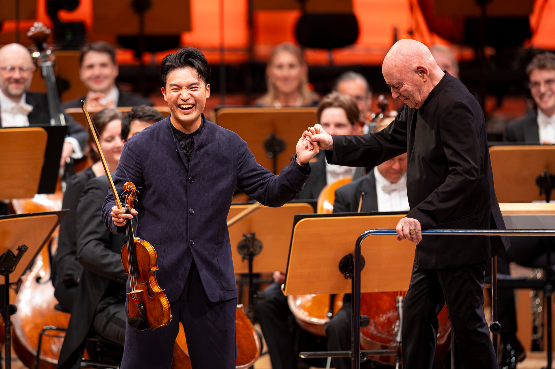 Ein eingespieltes Paar: Violinist Ray Chen und Dirigent Christoph Eschenbach beim Eröffnungskonzert mit dem Festivalorchester