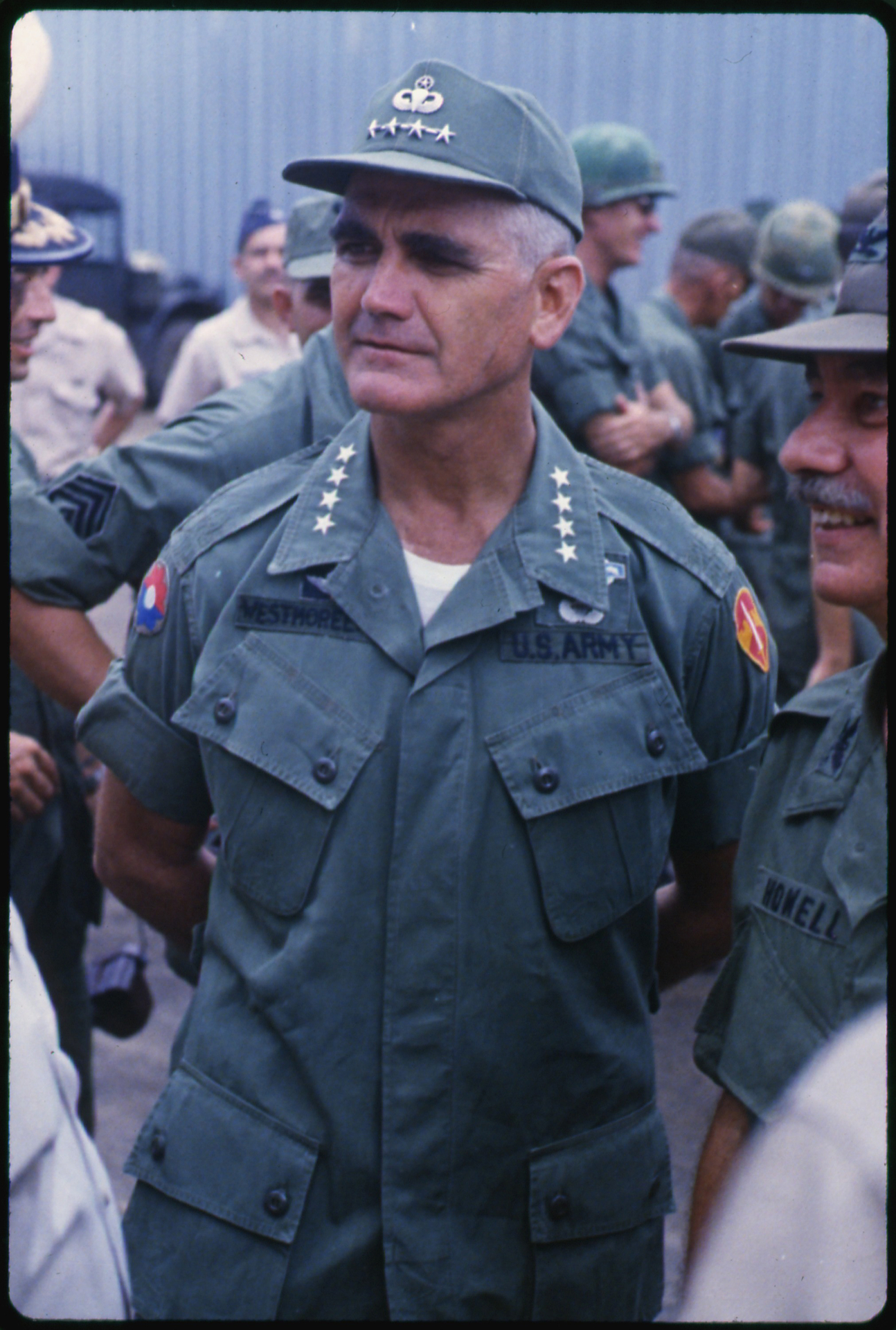 Im Jahre 1967 unweit von Saigon auf dem militärischen Logistikstützpunkt Newport: William Westmoreland