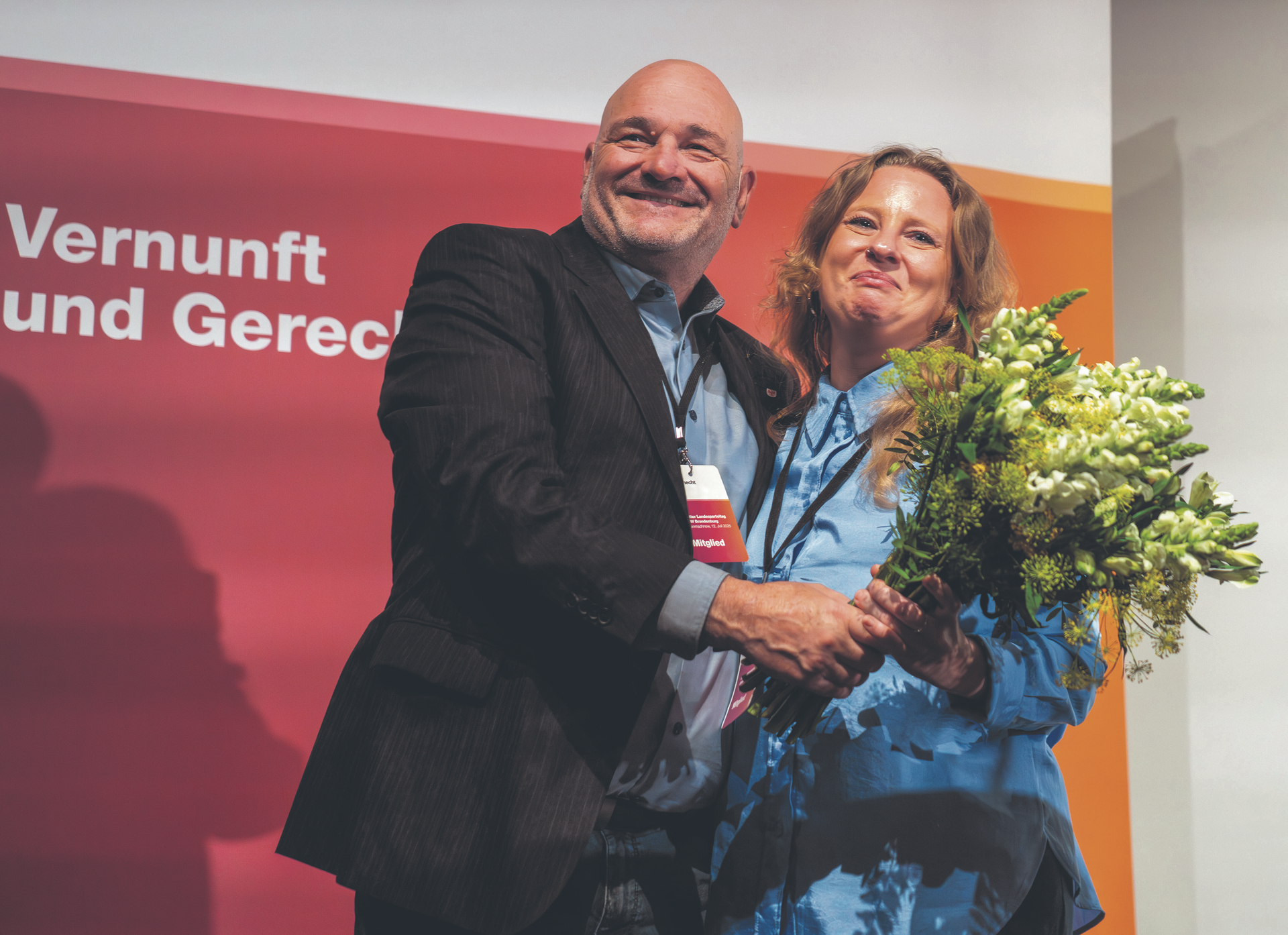 Brandenburgs neue gewählte BSW-Landeschefin Friedericke Benda wird von ihrem Vorgänger Robert Crumbach innig geherzt