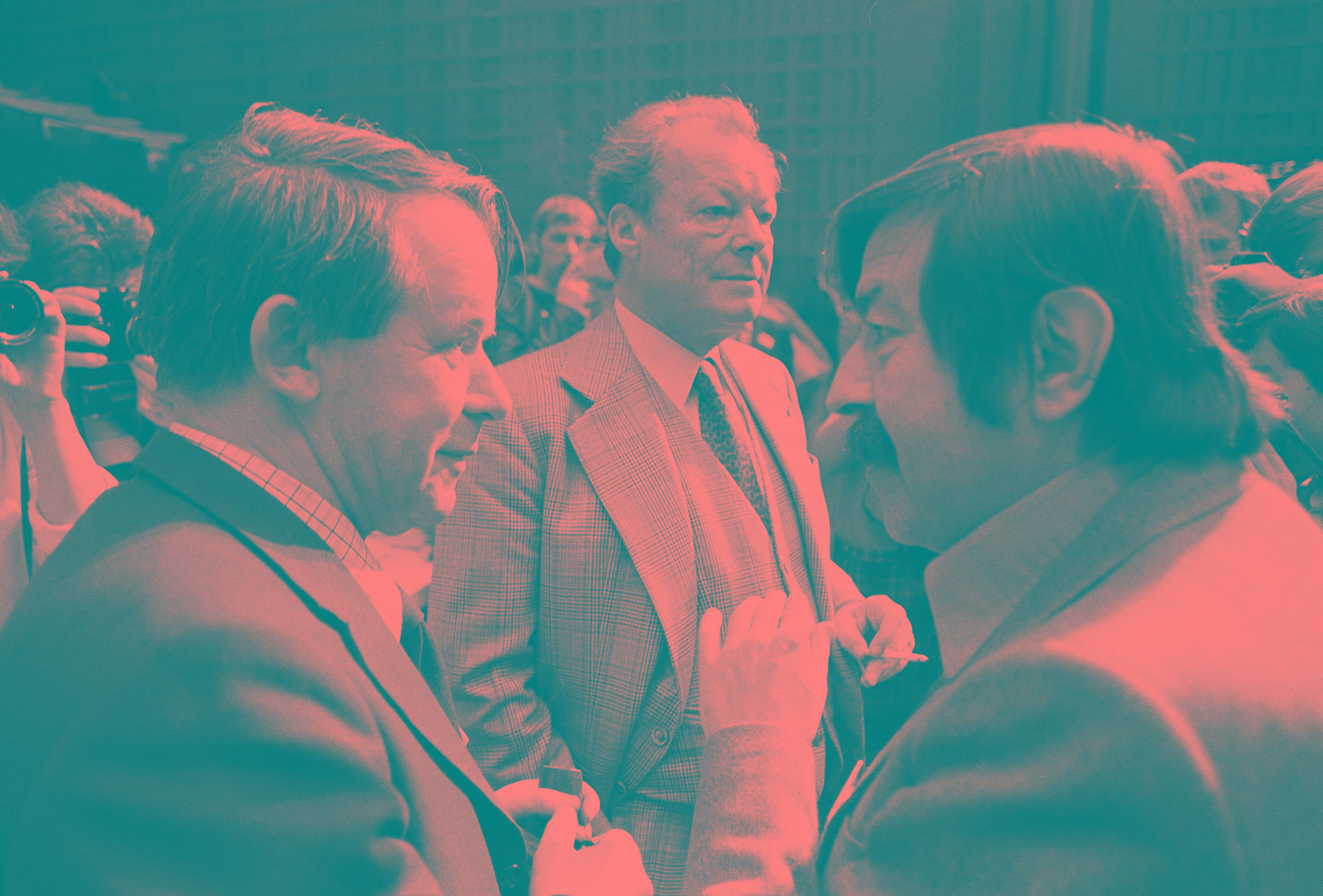 Literatur hofiert die Politik: Den ostpreußischen Erzähler Siegfried Lenz (l.) und den späteren Danziger Literaturnobelpreisträger Günter Grass sah der schöngeistige Bundeskanzler Willy Brandt (Mitte) immer gern in seiner Nähe