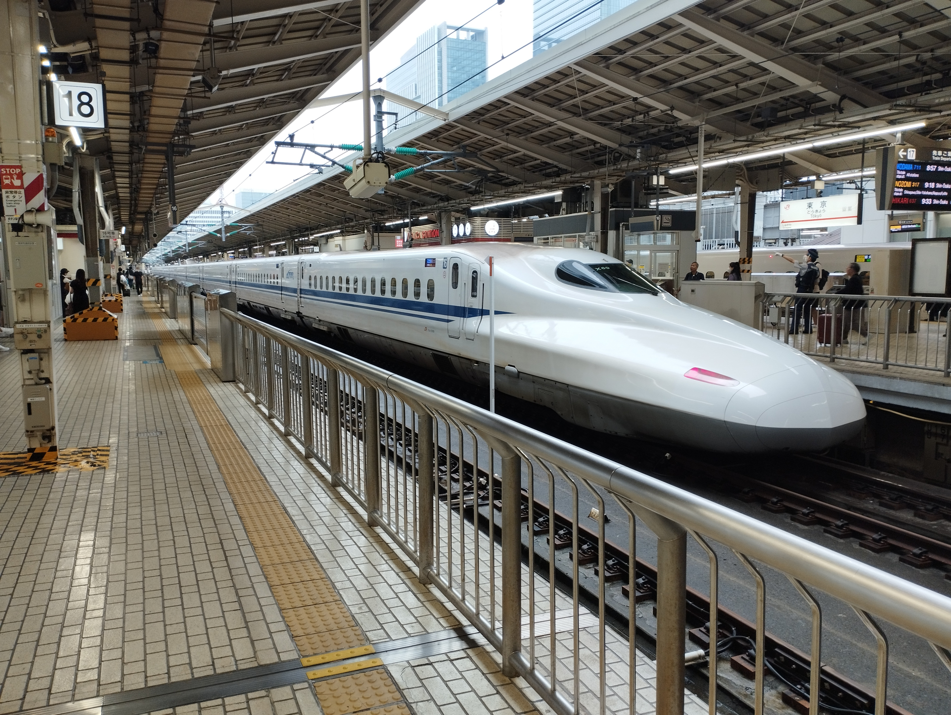 Kommt auf die Minute genau: Im Hauptbahnhof von Tokio fährt ein Shinkansen ein