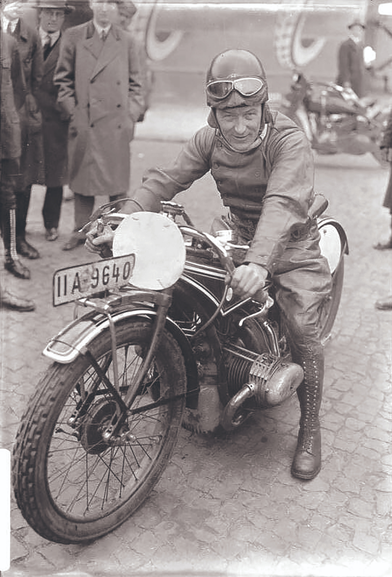 Toni Bauhofer auf BMW überglücklich nach seinem Sieg beim Kolberger Bäderrennen 1929, bei dem er ohne Sturz und unversehrt ins Ziel kam