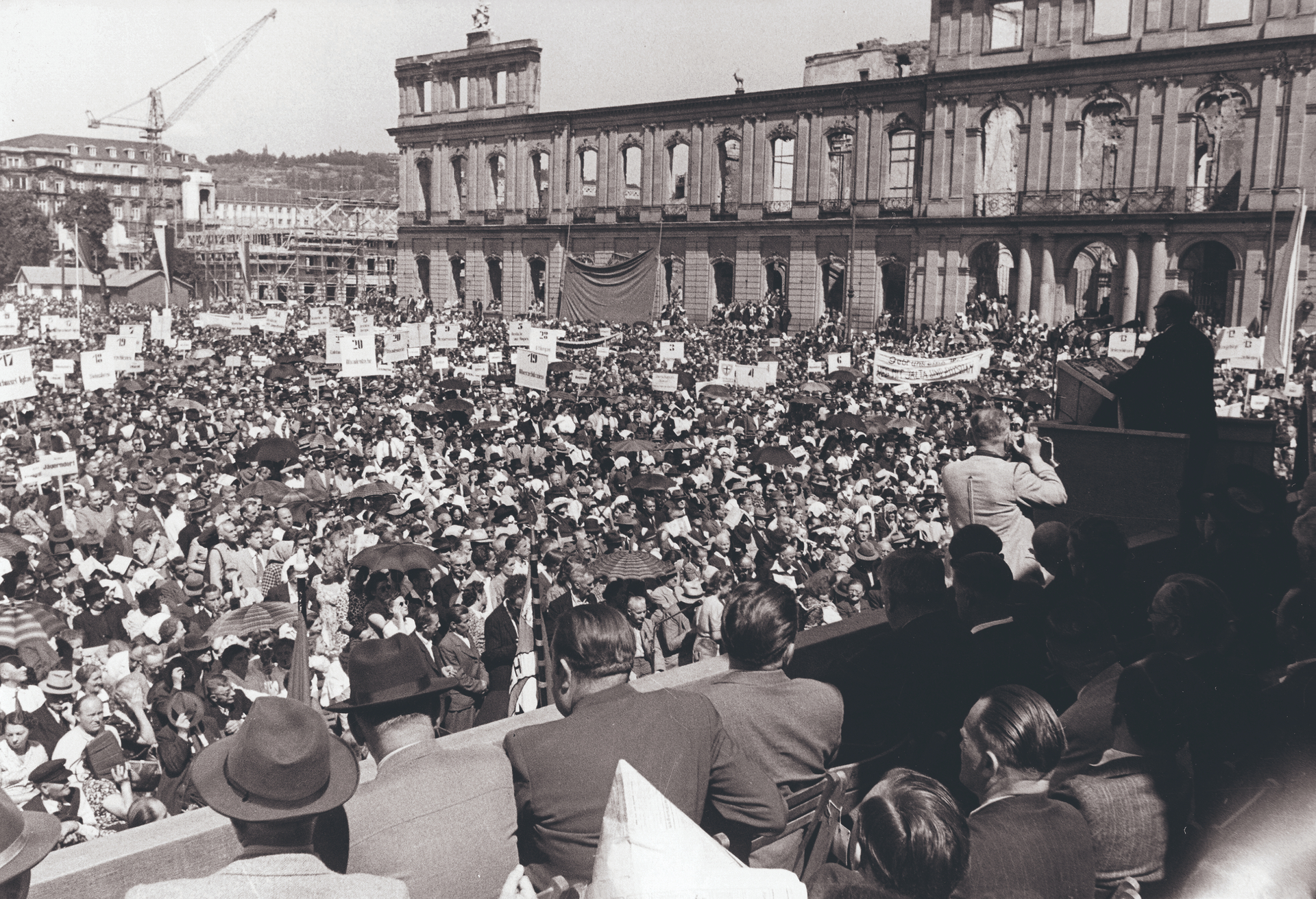 Vor 75 Jahren vor dem Neuen Schloss in Stuttgart: Der oberschlesische Vertriebene Manuel Jordan verkündet die Charta der deutschen Heimatvertriebenen