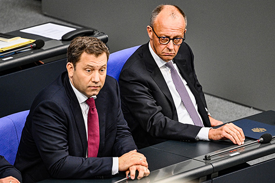 Geben zwar noch mehr fürs umstrittene Bürgergeld aus, tun dafür aber nichts gegen zu hohe Verbraucher-Strompreise: Vizekanzler Lars Klingbeil (l., SPD) und Bundeskanzler Friedrich Merz (r., CDU)
