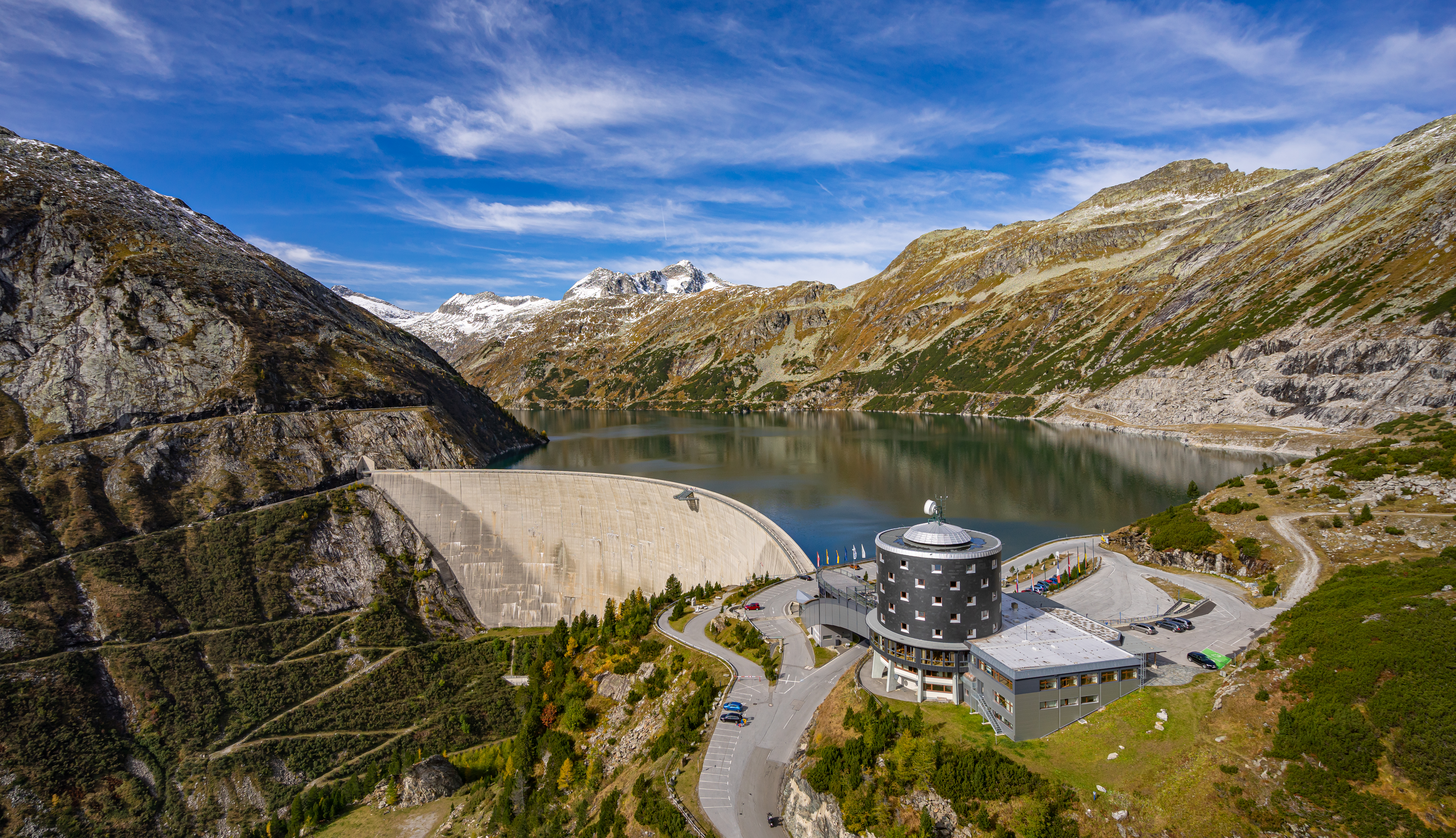 Beeindruckendes Bauwerk: Die 200 Meter hohe Staumauer des Kölnbreinspeichers ist samt Hotel nur im Sommer über eine Hochalmstraße zu erreichen