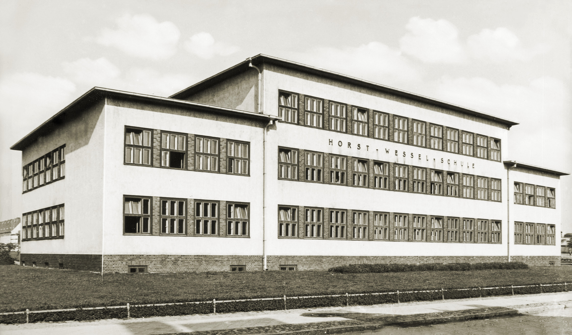 Erst in der NS-Zeit fertiggestellt, aber bereits davor modern geplant: Horst-Wessel-Schule in Allenstein