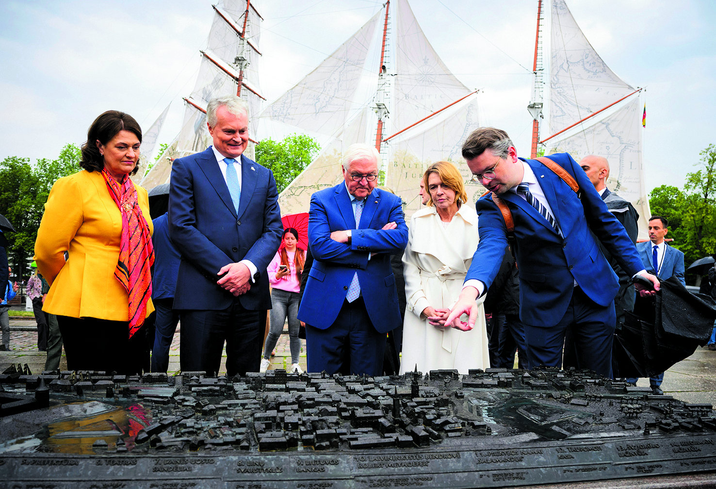 Stadtbesichtigung in Memel: Litauens Präsident Gitanas Nauseda (2.v.l.) und seine Ehefrau Diana (l.) mit Bundespräsident Frank-Walter Steinmeier (M.) und Elke Büdenbender lassen sich von dem Historiker Vasilijus Stronovas (r.) durch die Stadt führen