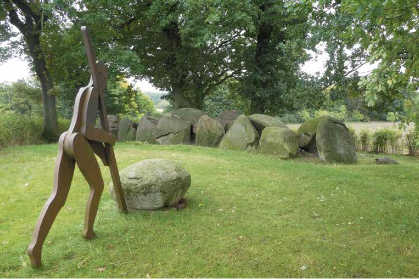 Hat schwer zu stemmen: Neolithisches Großsteingrab mit moderner Skulptur in Jeggen im Landkreis Osnabrück