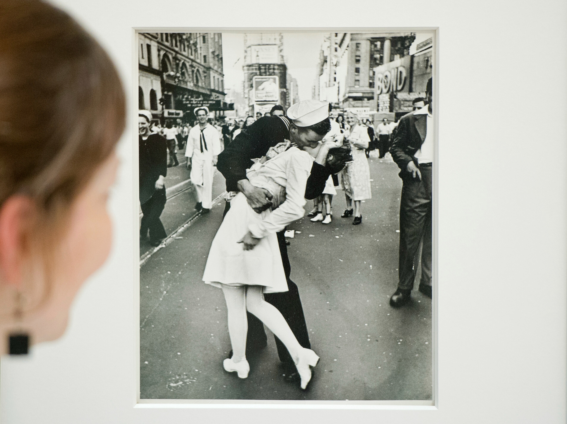 Alfred Eisenstaedts ikonisches Bild in einer Ausstellung: „V-J Day in Times Square“ ist am 14. August 1945 entstanden