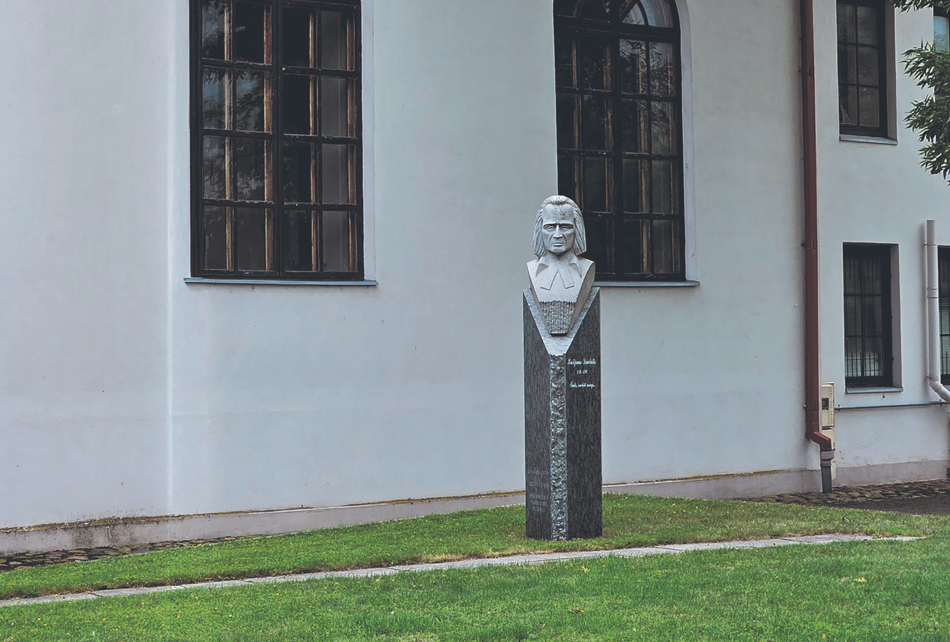 Vor der evangelisch-lutherischen Kirche in Mariampole: Denkmal für den Dichter Christian Donelaitis