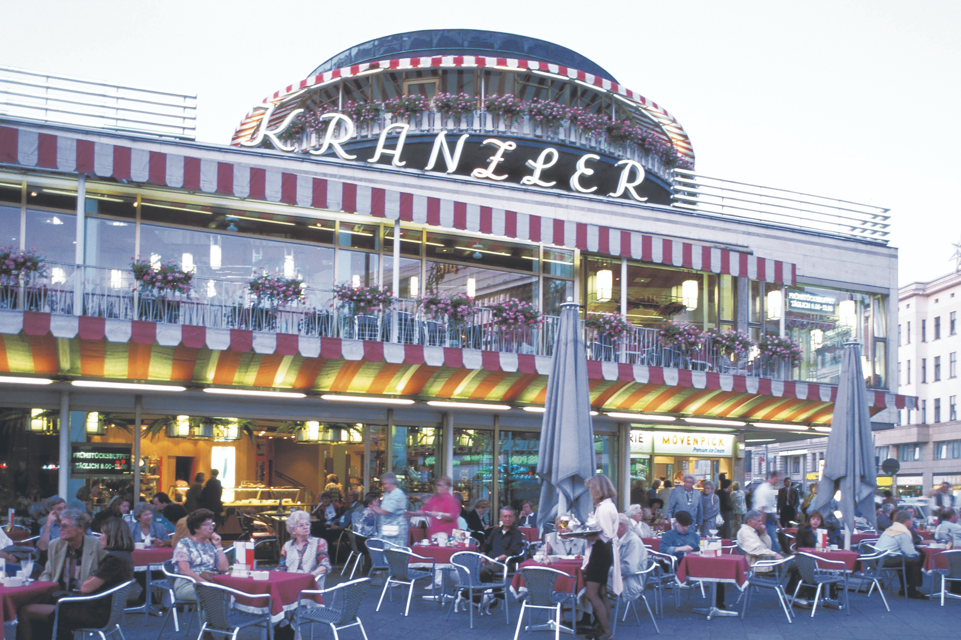 Generationenlang Ikone von West-Berlin: Das Café Kranzler Mitte der 1990er Jahre