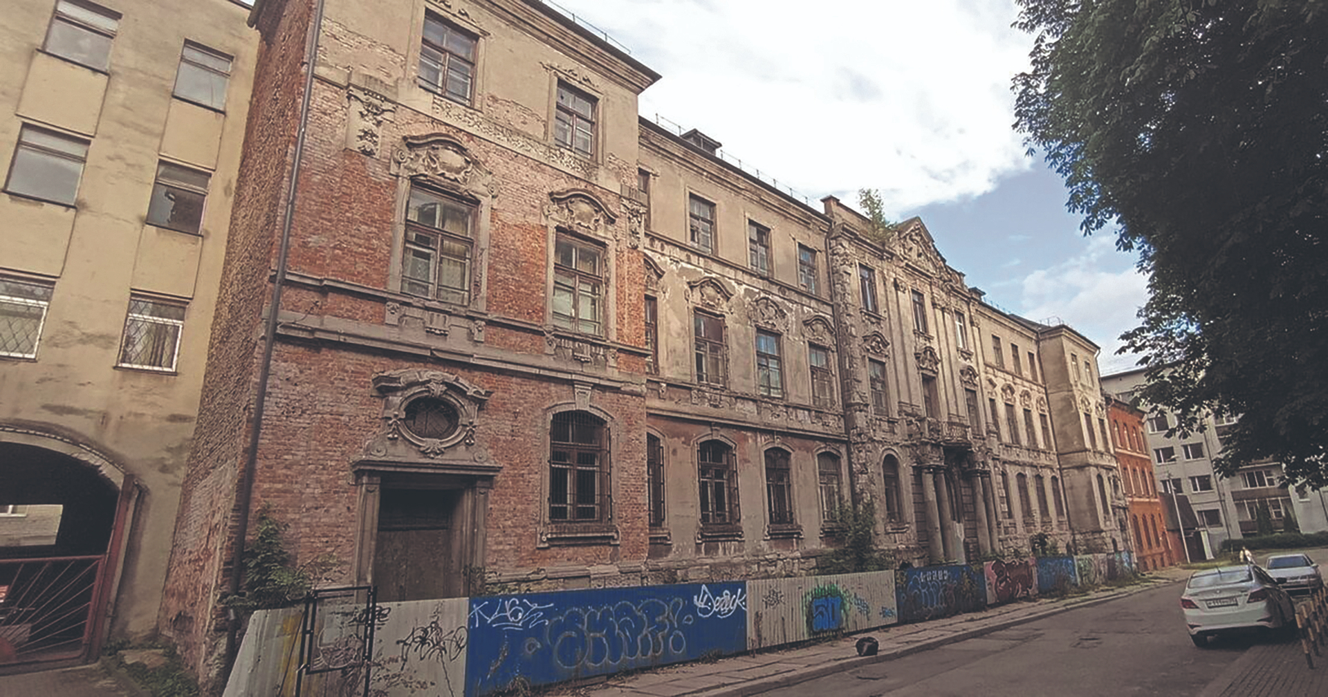 Historisches Zeugnis eines preußischen Verwaltungsgebäudes in der Landhofmeisterstraße:  Das Haus der Ostpreußischen Landschaft, heute mit bröckelnder Fassade