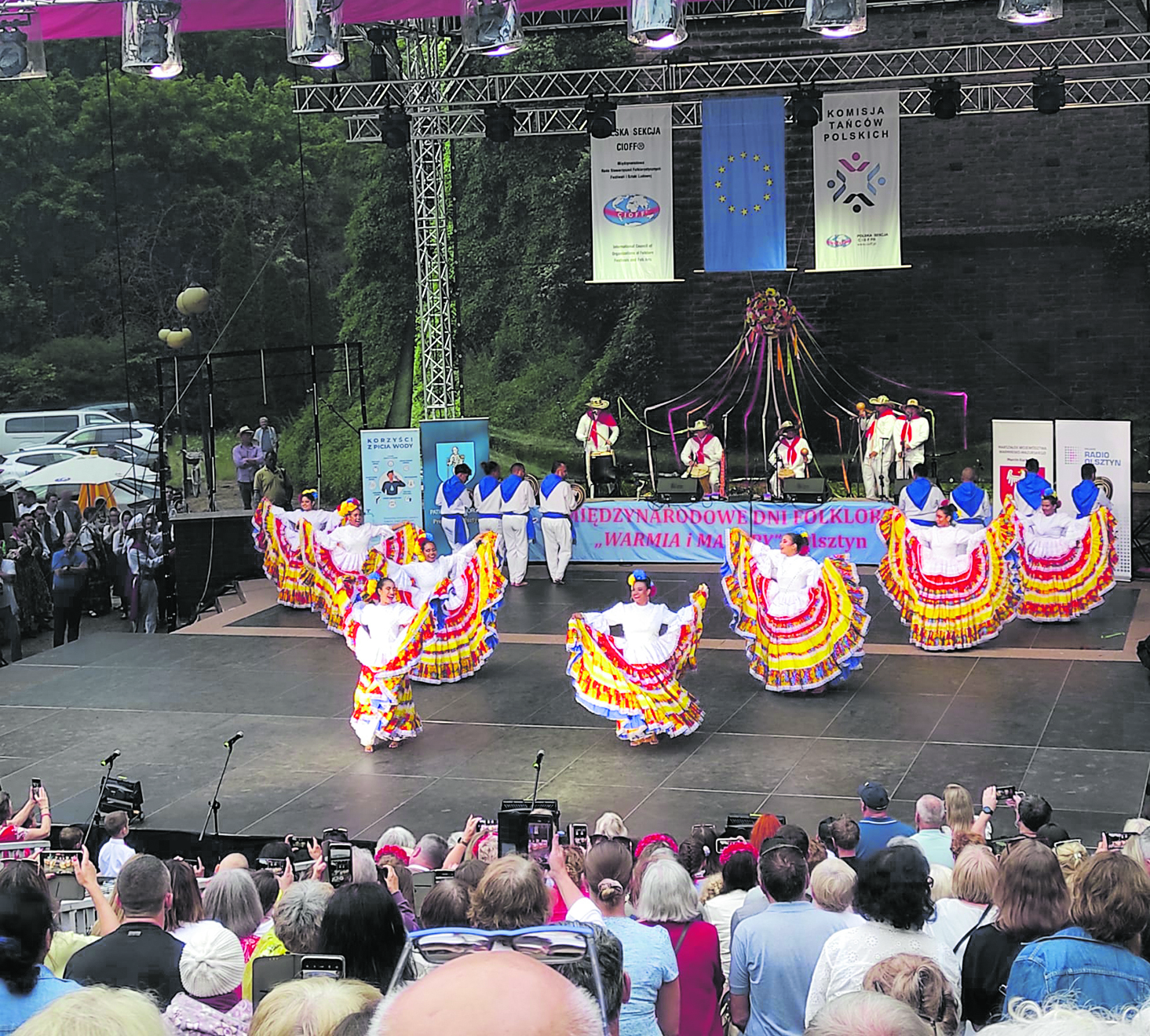 Im Amphitheater: Spaß beim  abendlichen Auftritt einer Folkloregruppe