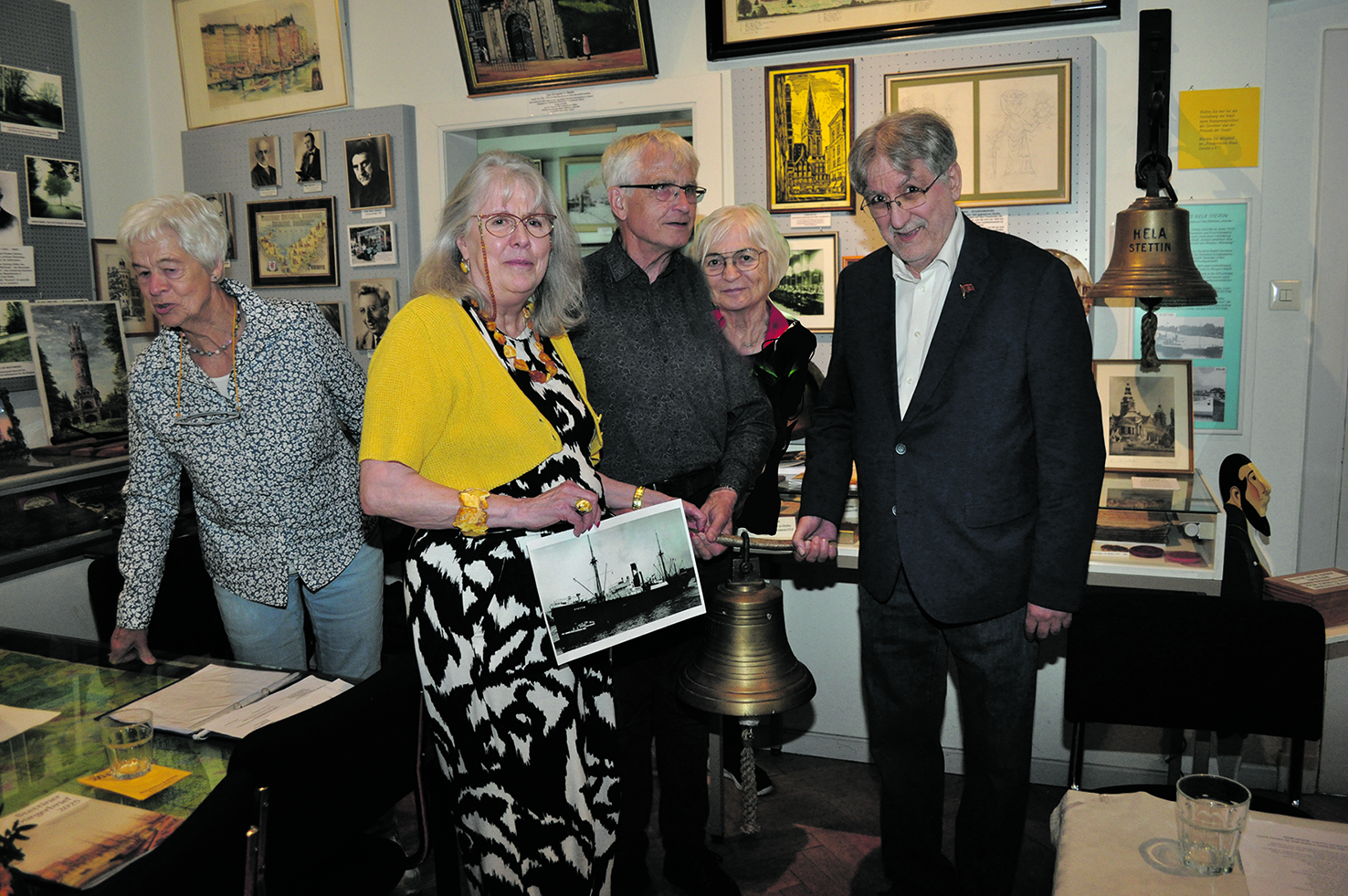 Die Glocke „Stettin“:  Sie bekommt einen würdigen Platz im „Haus Stettin“.   Von rechts, Dirk Rhodgeß, Ursula Zander, Heinrich Lohmann, Brigitte Stramm