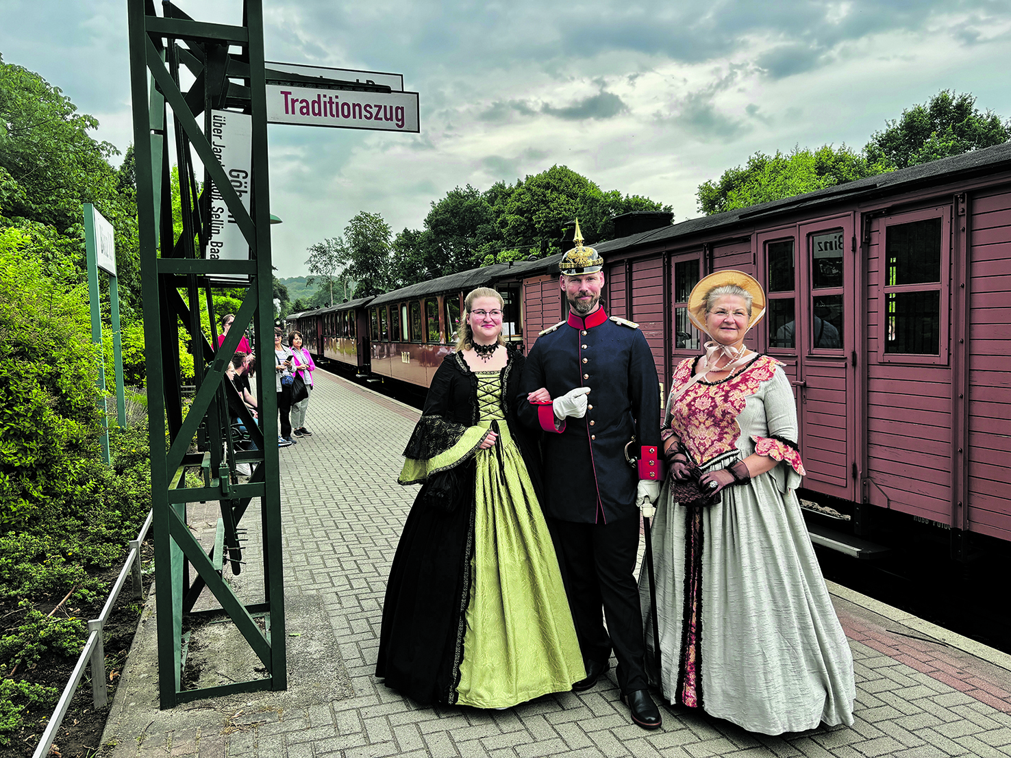 Gäste in historischem Gewand: Ankunft des ersten Traditionszuges am 21. Juli 2025 um 11.39 Uhr auf dem Bahnhof in Binz