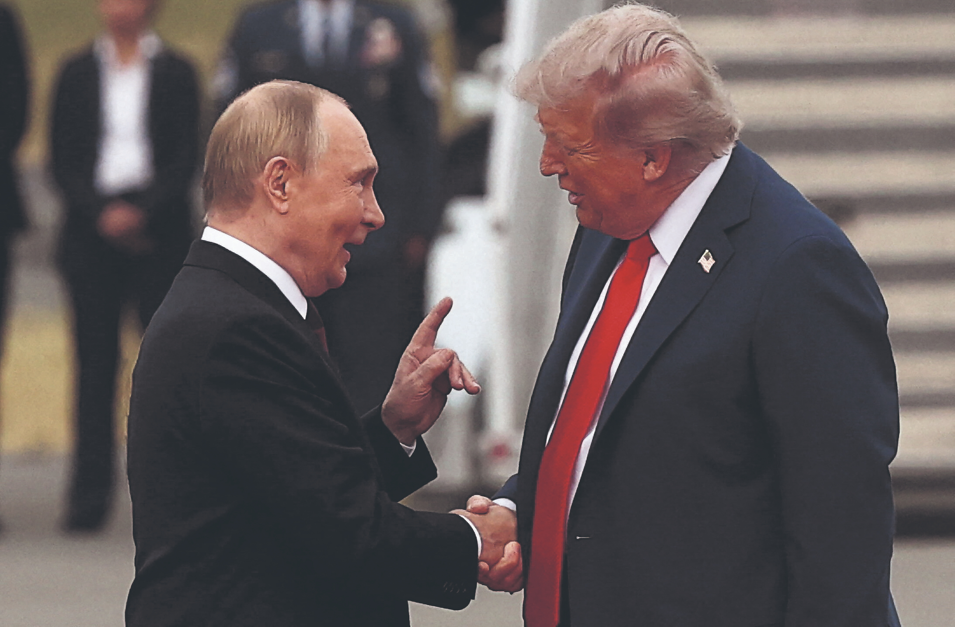 Wendepunkt im Ukrainekrieg oder folgenlose Inszenierung? Treffen zwischen den Präsidenten Russlands und der USA, Wladimir Putin (l.) und Donald Trump, am 15. August 2025 in Anchorage  