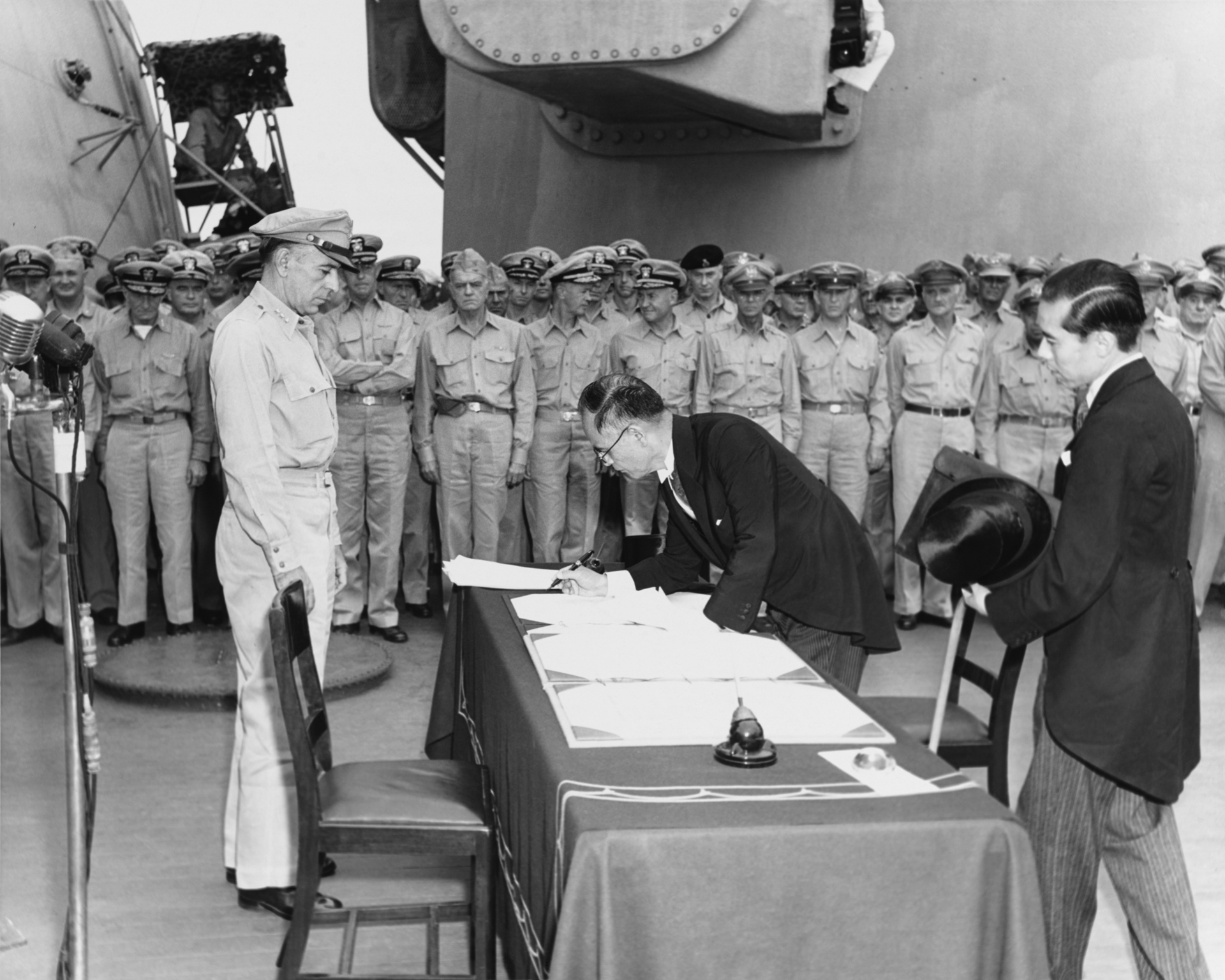 Am 2. September 1945 auf der „Missouri“: Japans Außenminister Shigemitsu Mamoru unterschreibt die Kapitulationsurkunde