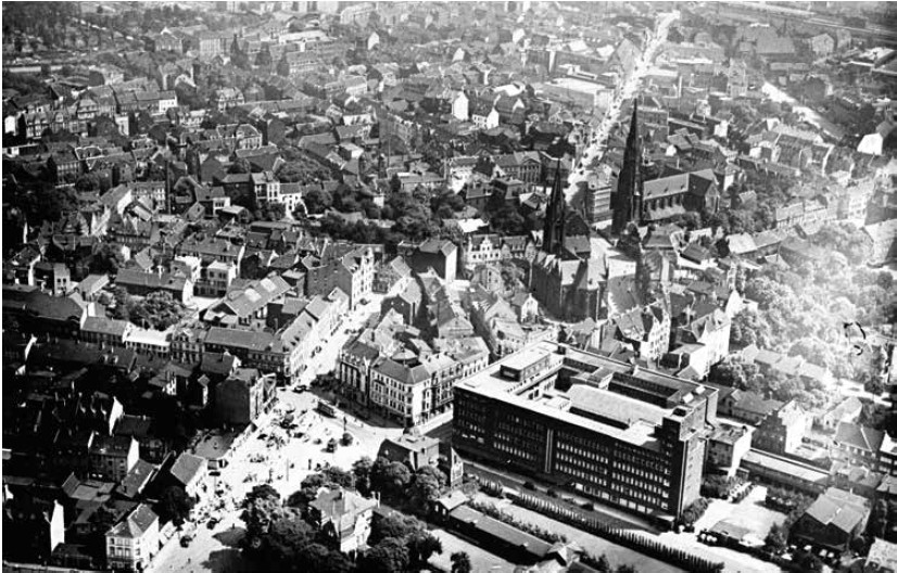 Gelsenkirchen vor den Zerstörungen des Zweiten Weltkrieges: Gut zu erkennen sind die im Stadtzentrum sich gegenüberstehenden  großen Gotteshäuser beider Konfessionen, die katholische Propsteikirche St. Augustinus (r.) und die evangelische Altstadtkirche (