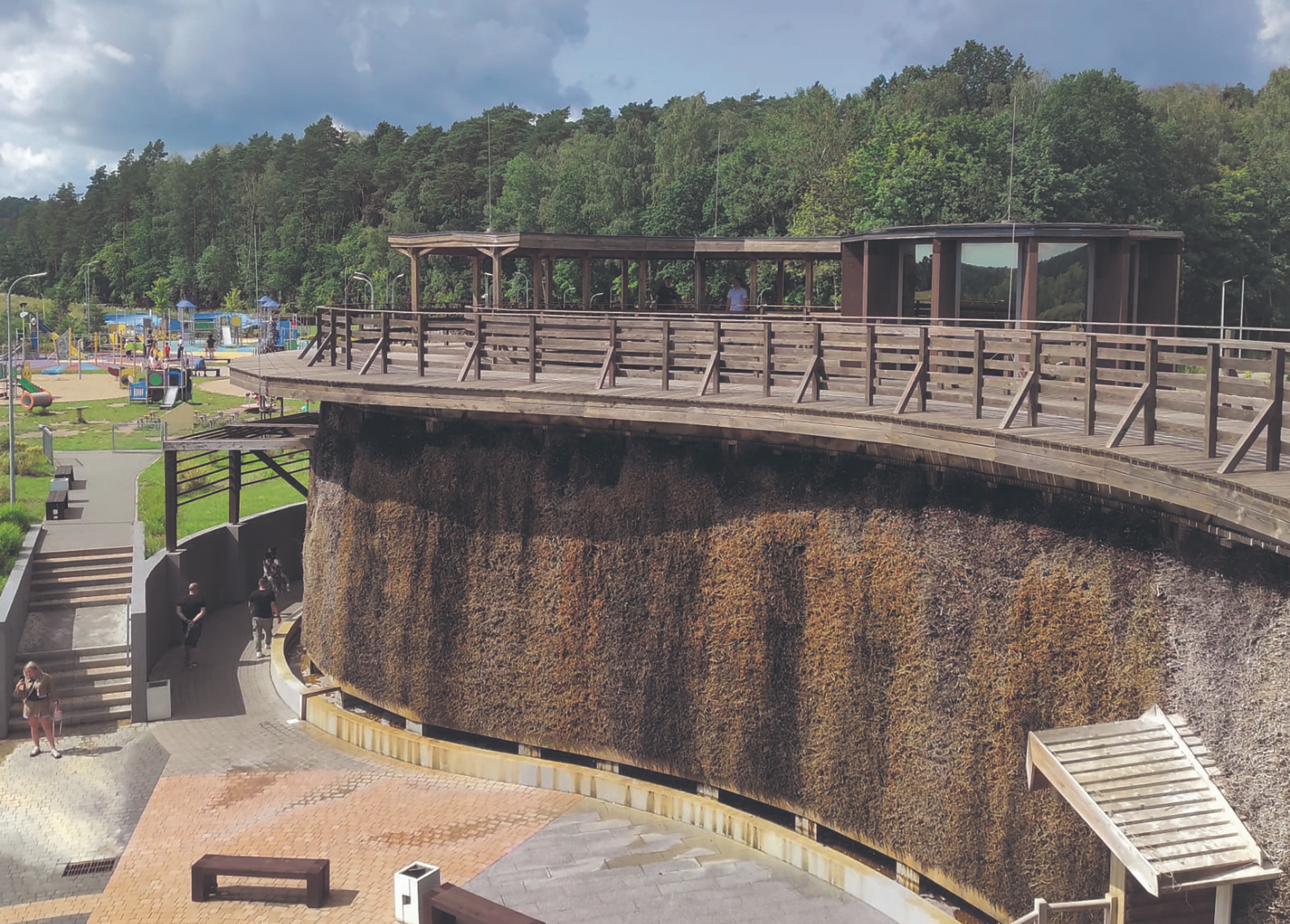 Beeindruckt durch seine Form und Größe: Das Gradierwerk im Kurpark von Heilsberg
