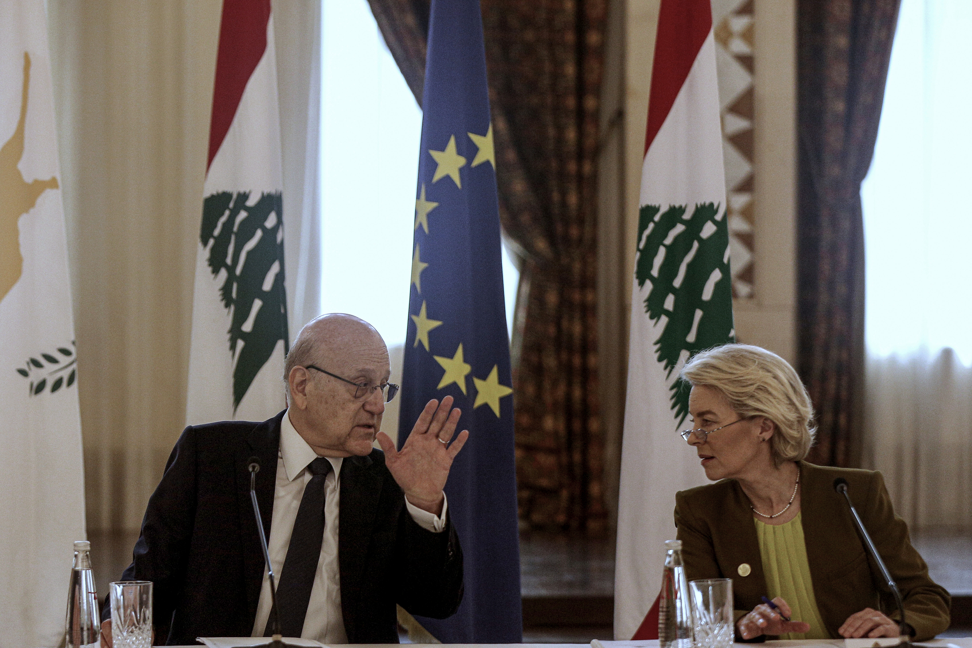 Am 2. Mai vergangenen Jahres im Sitz des libanesischen Regierungschefs in Beirut: EU-Kommissionspräsidentin Ursula von der  Leyen bei ihren Verhandlungen mit Libanons damaligem Ministerpräsidenten Nadschib Miqati