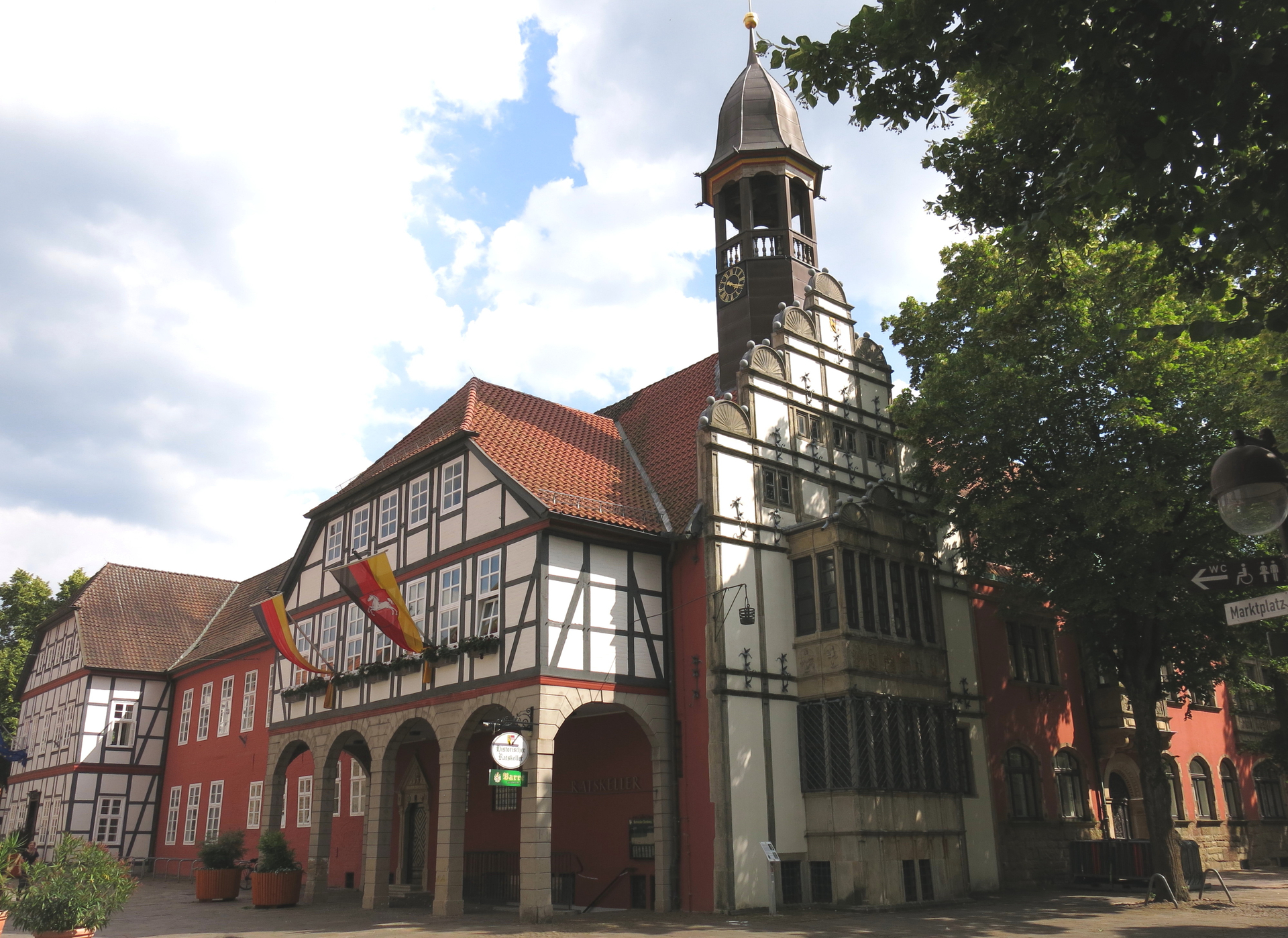 Eines der Wahrzeichen Nienburgs: Das aus einem Mix aus Spätgotik und Weserrenaissance erbaute Rathaus von 1533