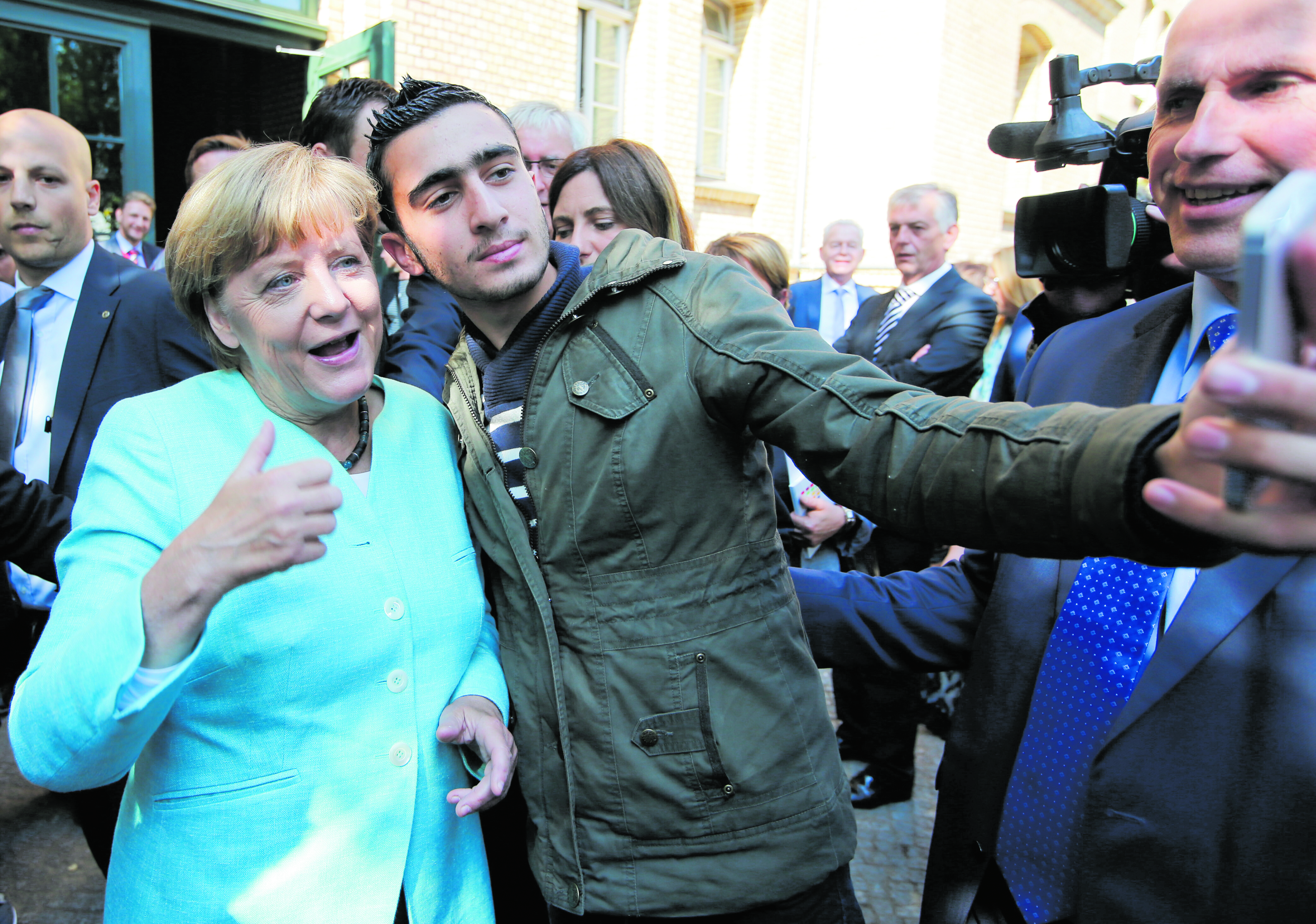 Lockte mit Selfies wie diesem die Migranten ins Land und blendete systematisch die Folgen dieses Vorgehens aus: Die damalige Bundeskanzlerin Angela Merkel im September 2015 