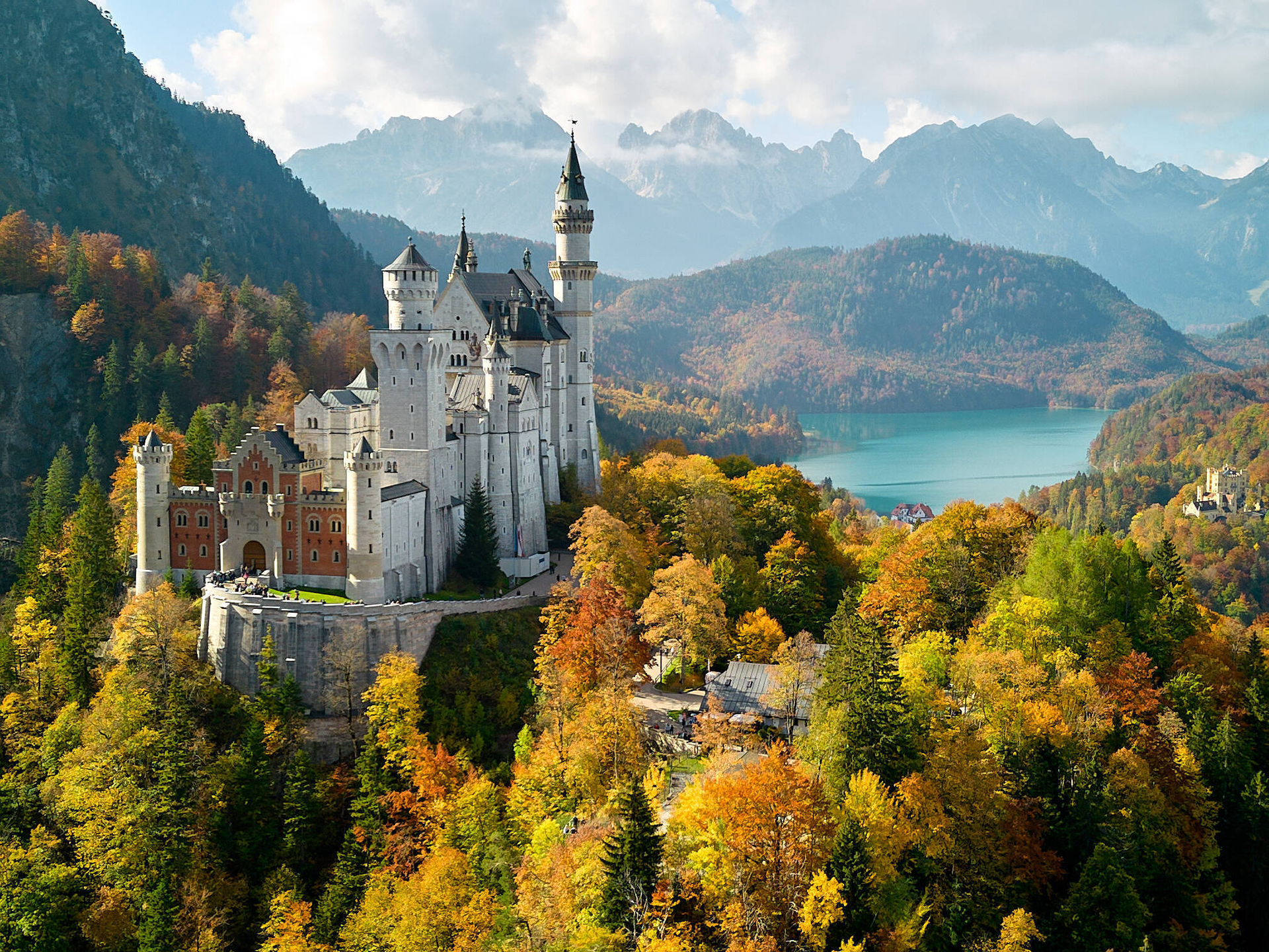 Inbegriff deutscher Märchenromantik: Das vor traumhafter Kulisse am Alpsee gelegene Schloss Neuschwanstein
