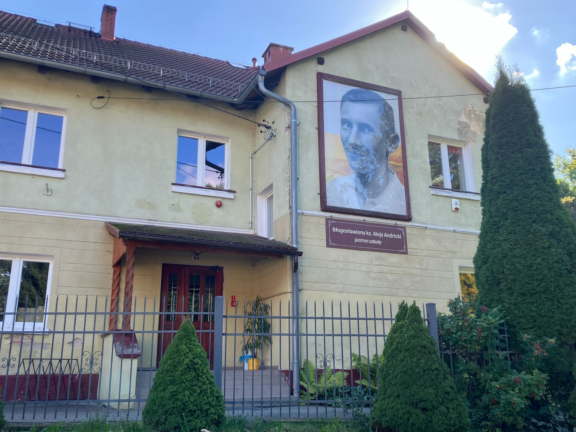 Die Andritzki-Grundschule mit dem Andritzki-Porträt auf der Fassadenwand in Welkersdorf