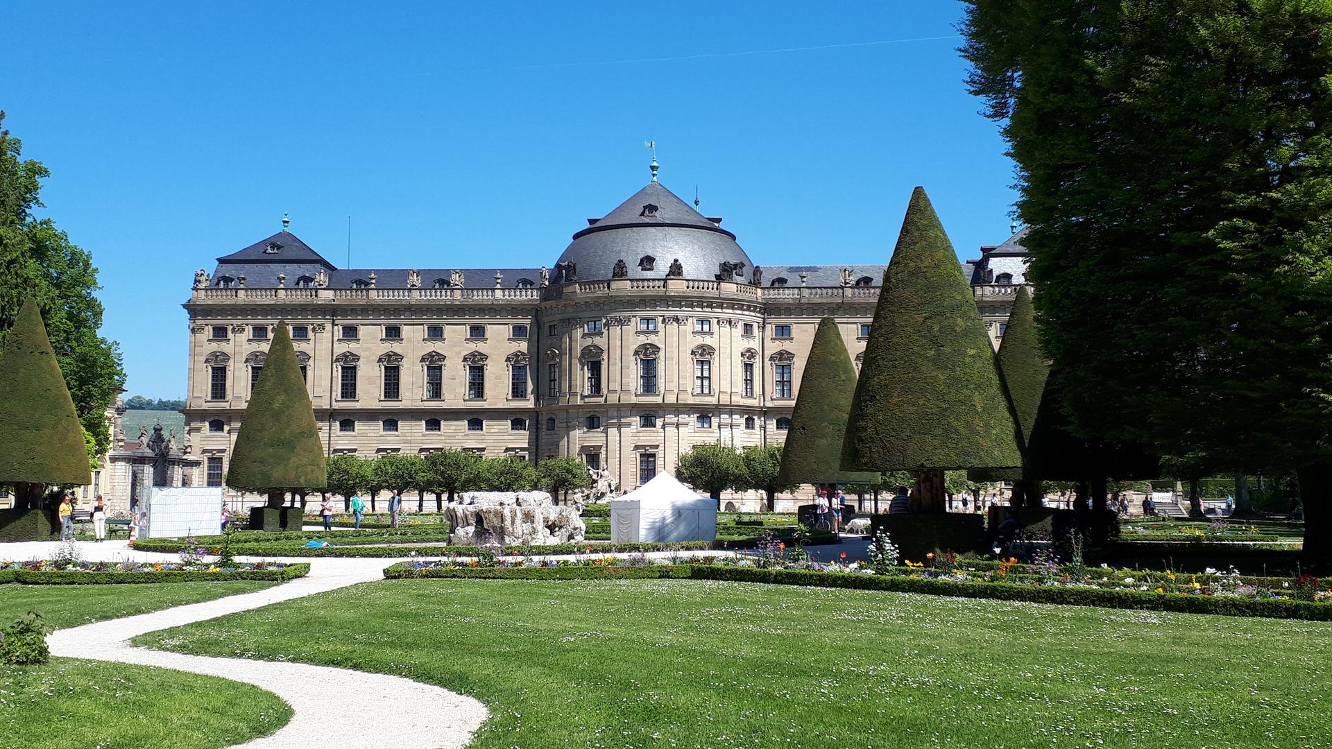 Früher der Sitz der Fürstbischöfe, heute ein Museum mit dem berühmten Treppenfresko von Giovanni Battista Tiepolo: Die Würzburger Residenz vom Hofgarten aus gesehen
