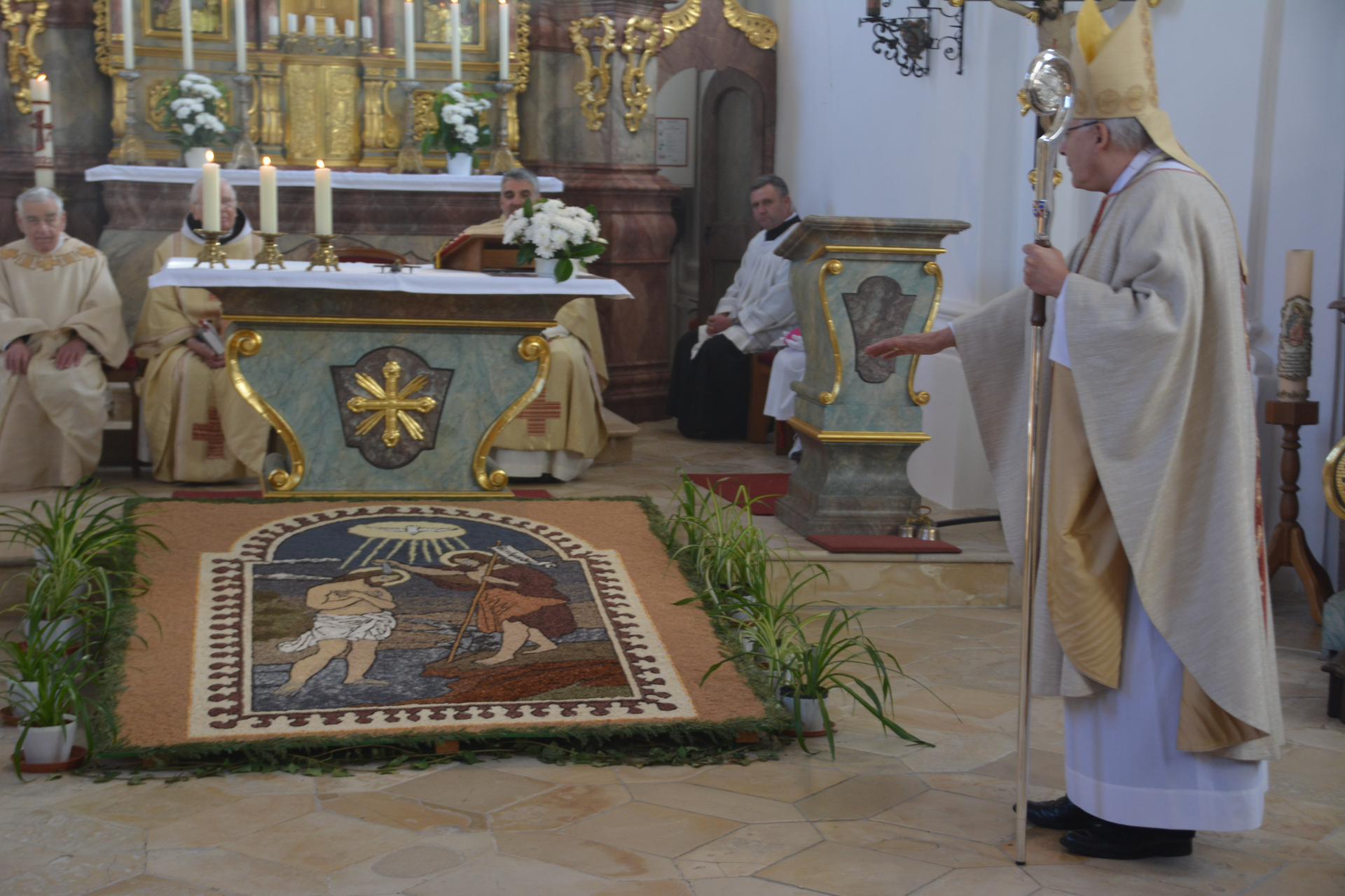 Der Regensburger Bischof weiht den Körnerteppich in der Griesstettener Kirche