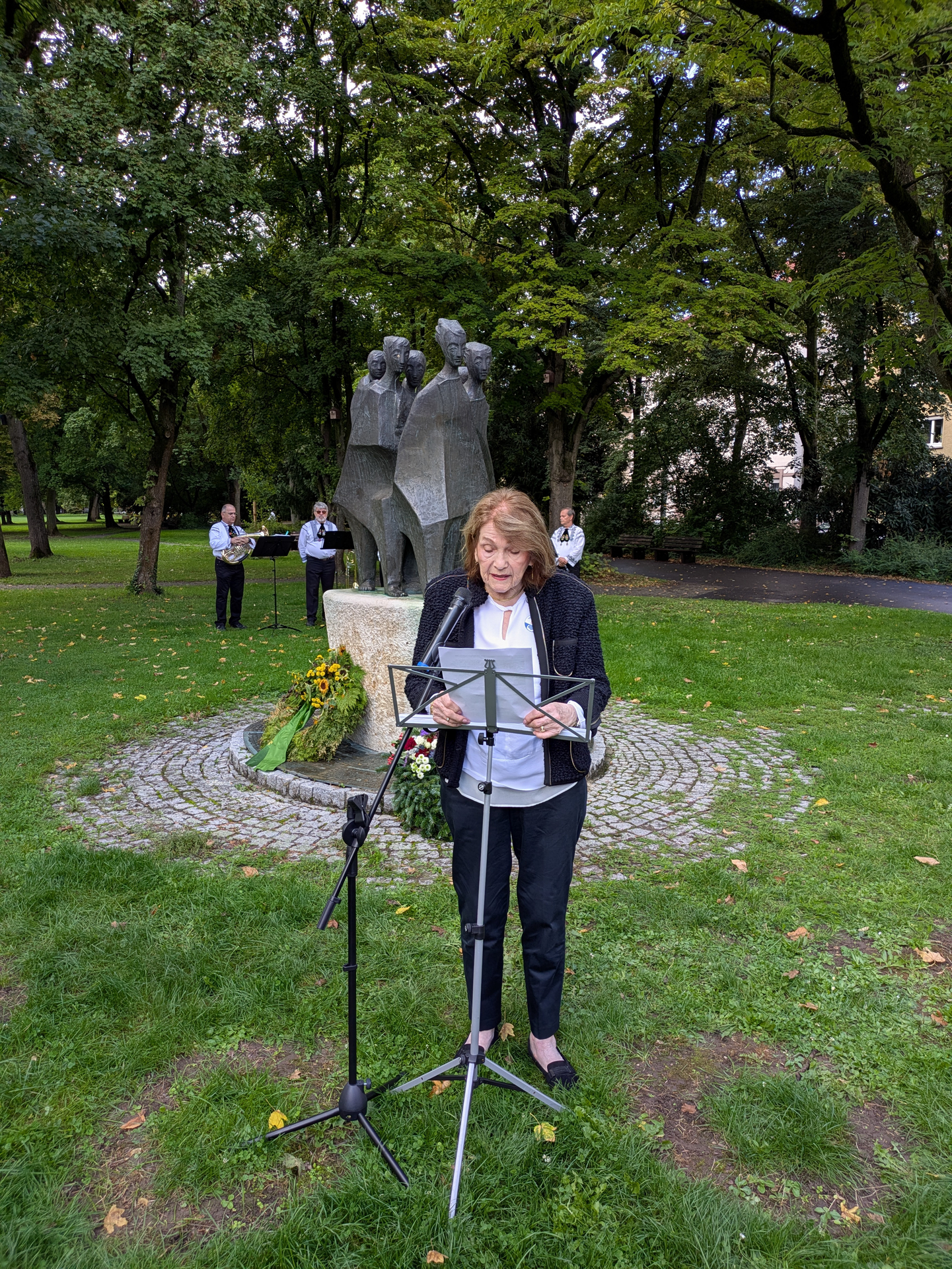 Helga Ruhnke: Die heute 86-jährige gebürtige Königsbergerin fand überaus bewegende als auch versöhnliche Worte, als sie den  unschuldigen Kindern im Krieg gedachte und verdeutlichte, dass der christliche Glauben viele vor dem Schlimmsten bewahrt hat