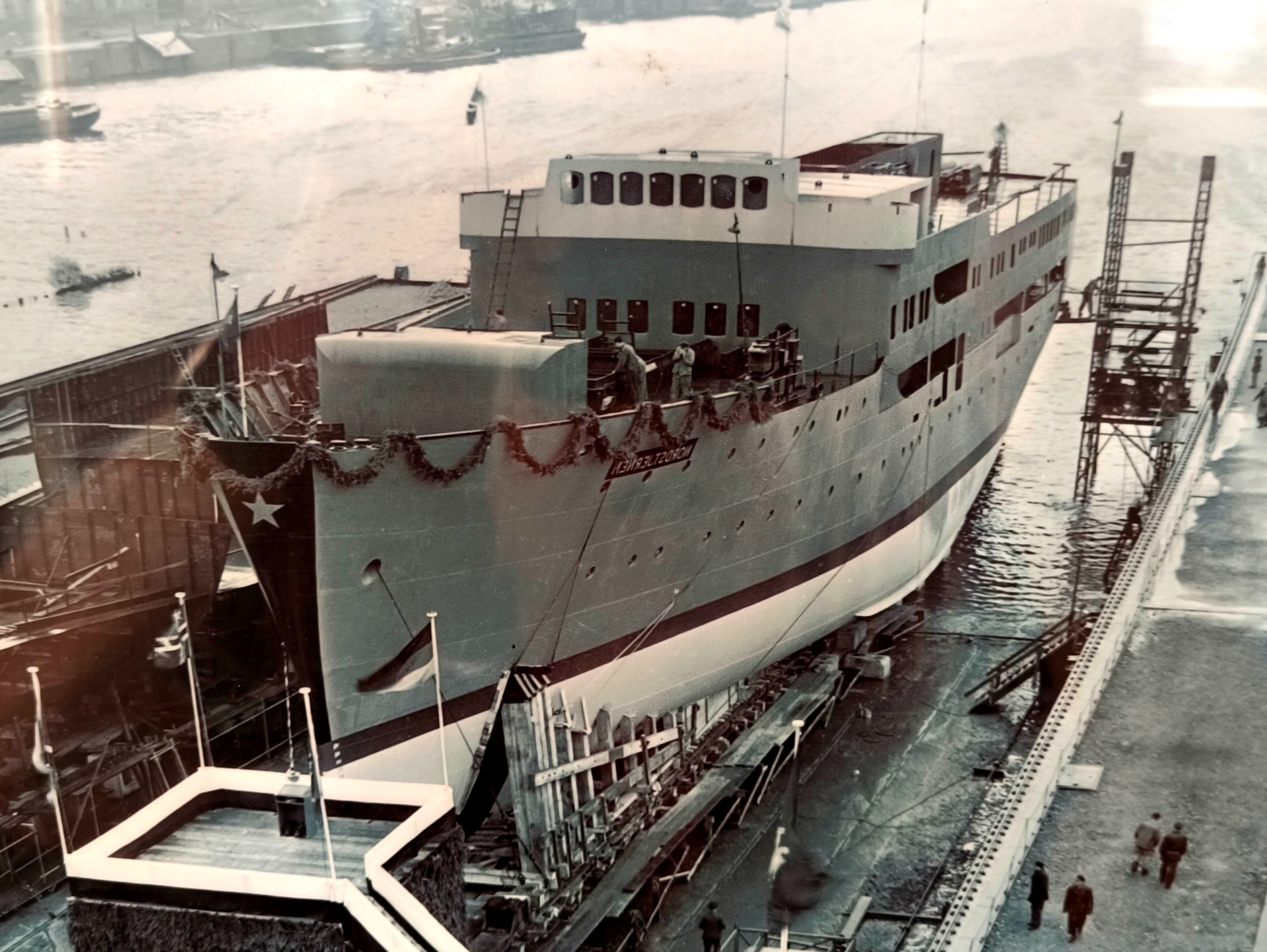 Die MS „Nordstjernen“ kurz vor ihrem Stapellauf in der Hamburger Traditionswerft Blohm + Voss im Jahr 1956