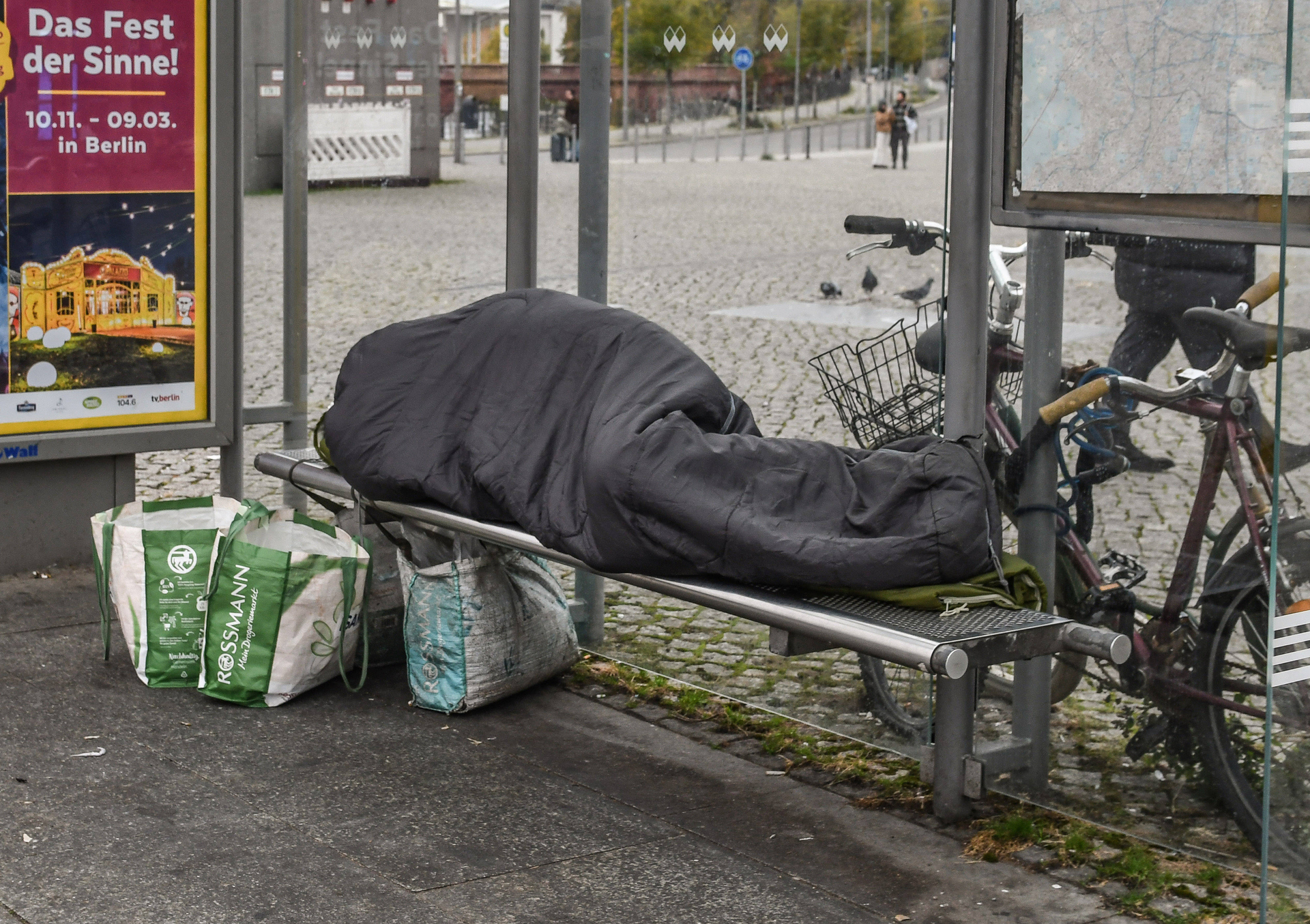 Immer häufiger zu sehen: Obdachloser in einem Berliner Wartehäuschen