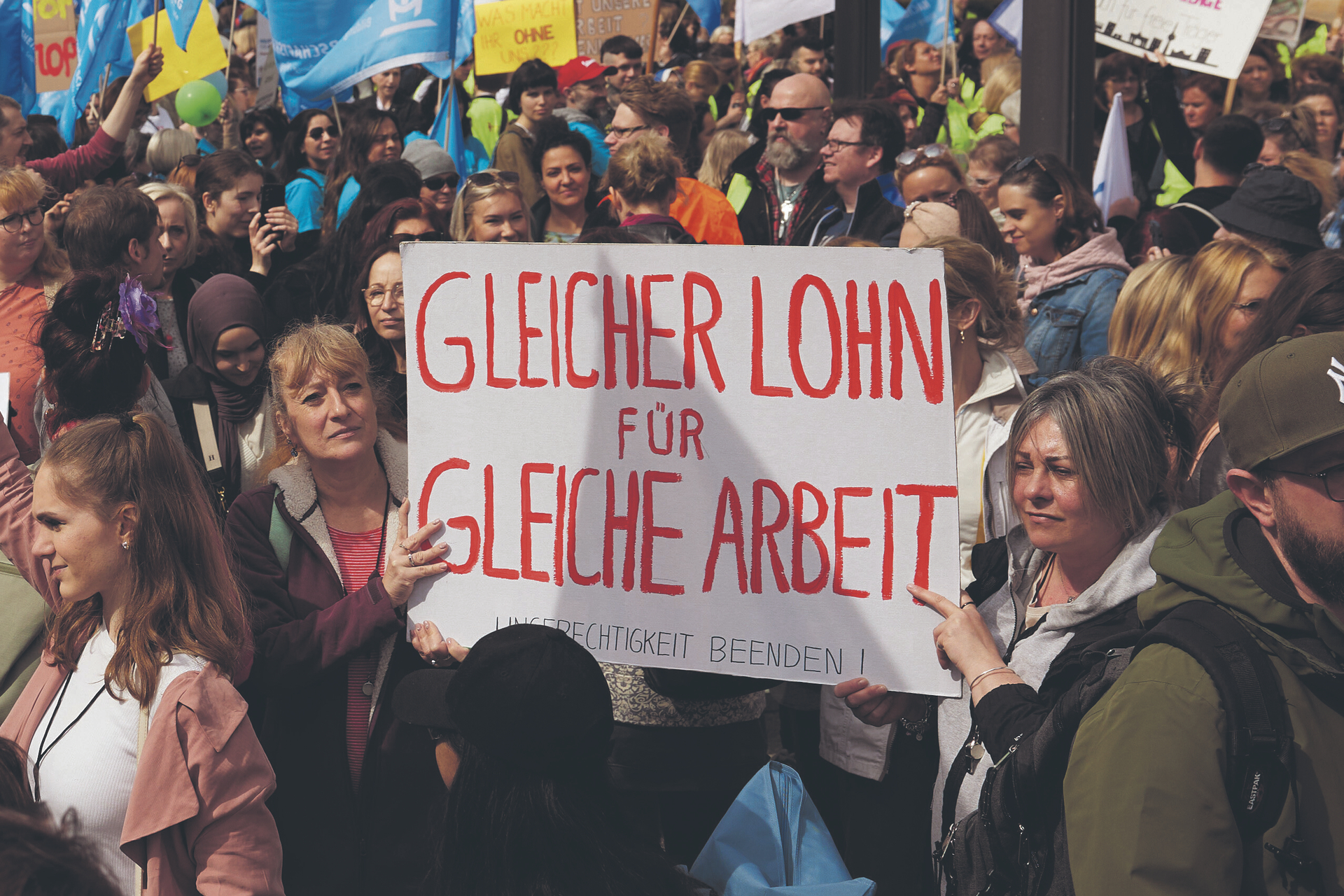 Gleicher Lohn für gleiche Arbeit fordern die Menschen im Osten der Republik