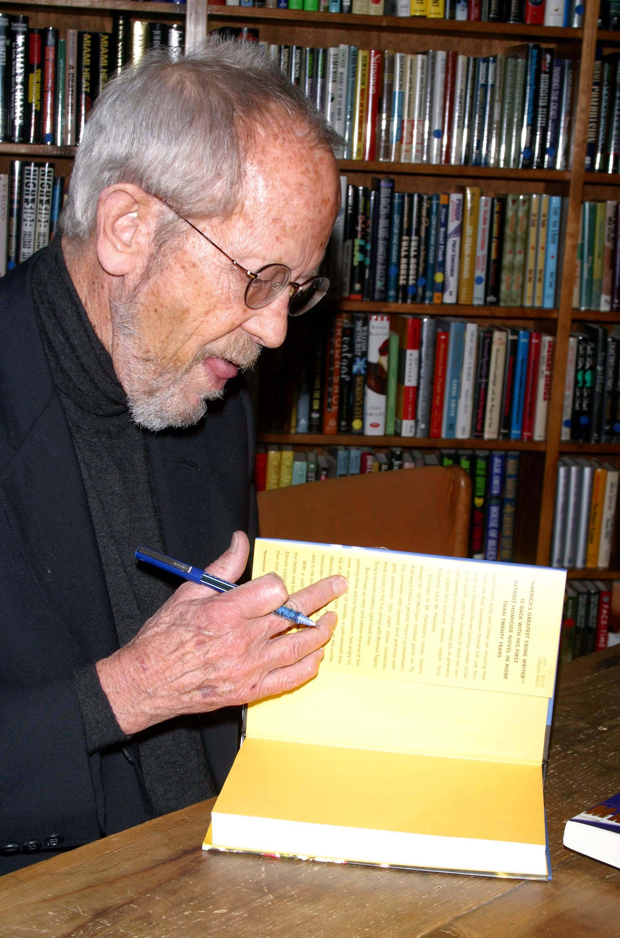 Beim Buchsignieren: Elmore Leonard