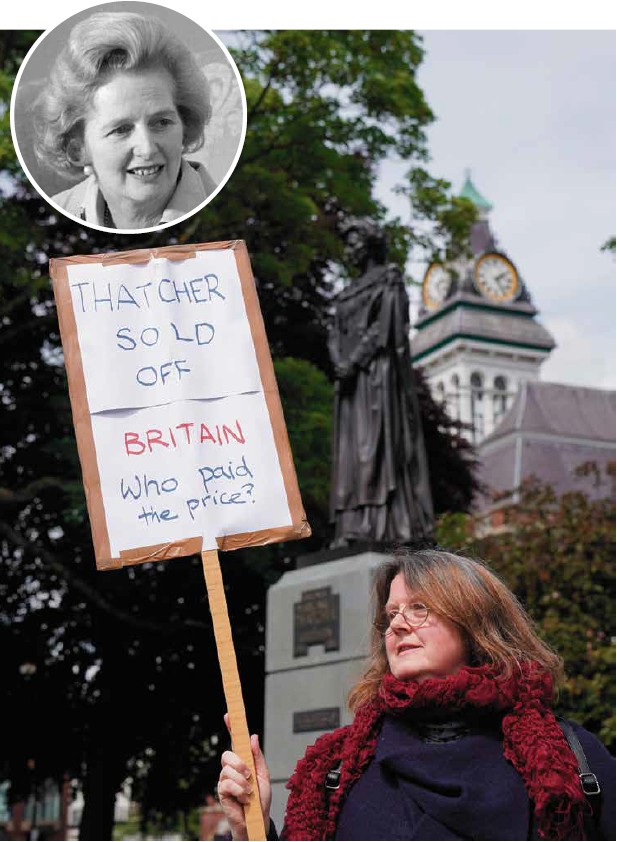 Erregt über ihren Tod hinaus die Gemüter: Demonstrantin gegen die Eiserne Lady an deren Denkmal in Grantham