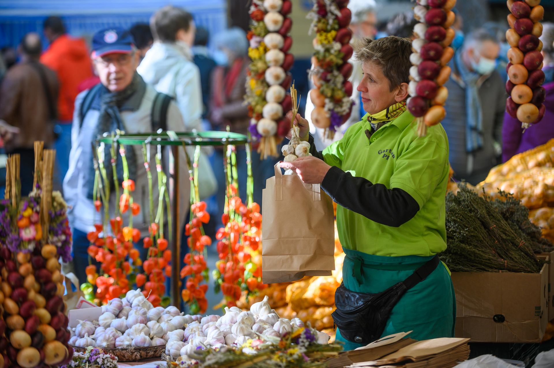Zwiebelzöpfe wohin man schaut: Händlerin auf dem Weimarer Zwiebelmarkt