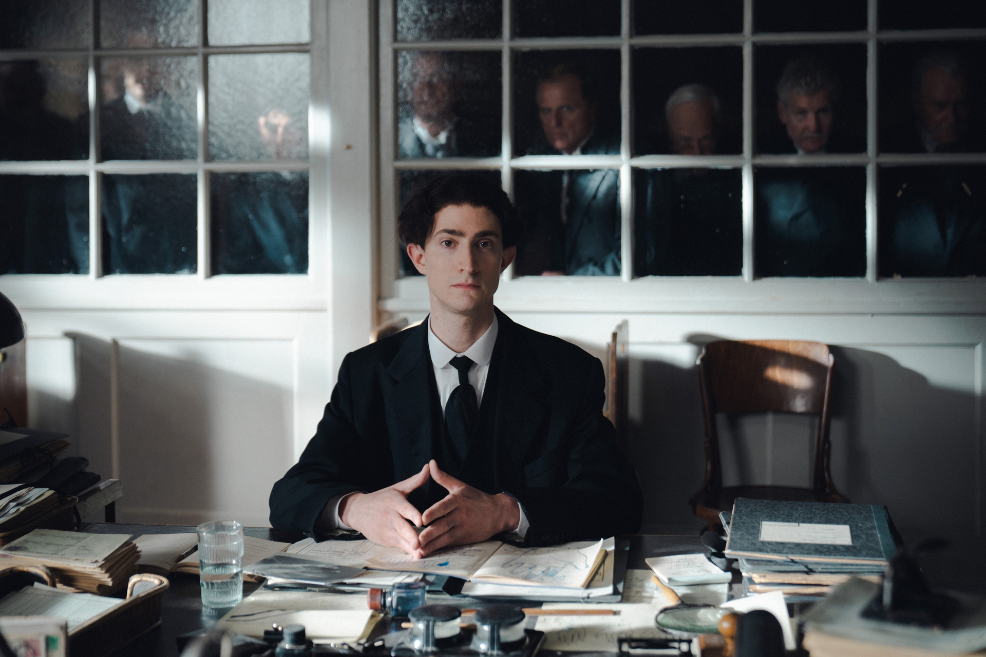 Unter ständiger Beobachtung wie bei einem Prozess: Idan Weiss als Franz Kafka