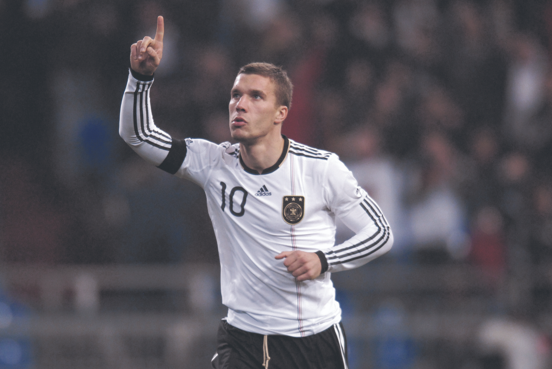 So liebten ihn die deutschen Fußball-Fans: Lukas Podolski in Jubelpose, wenn er mal wieder ein spektakuläres Tor erzielt hat