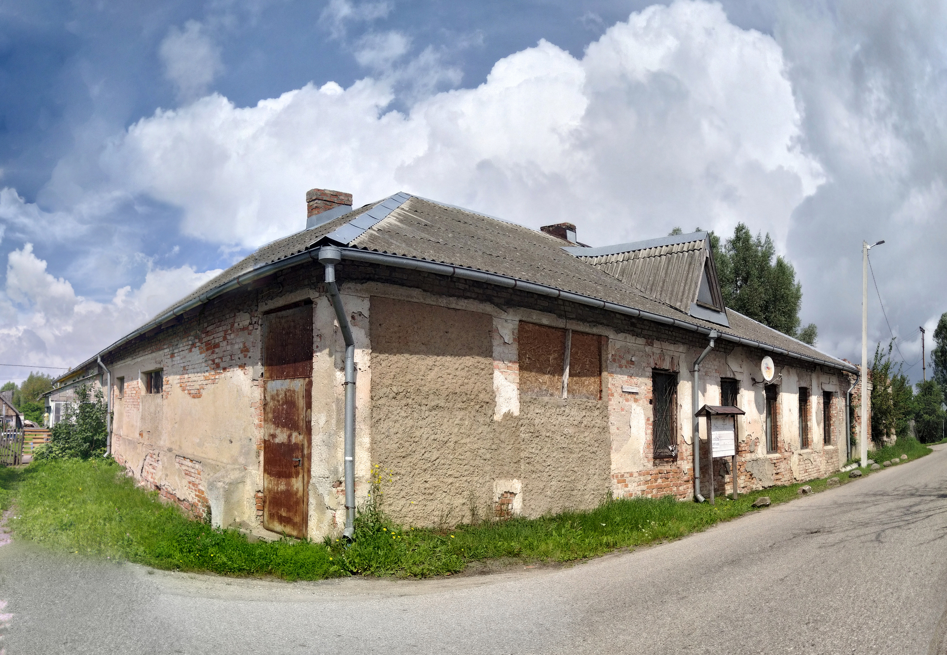 Verfallener Zeuge eines einstigen architektonischen Schmuckstücks von Stararchitekt Bruno Möhring: Das Gasthaus in Juwendt